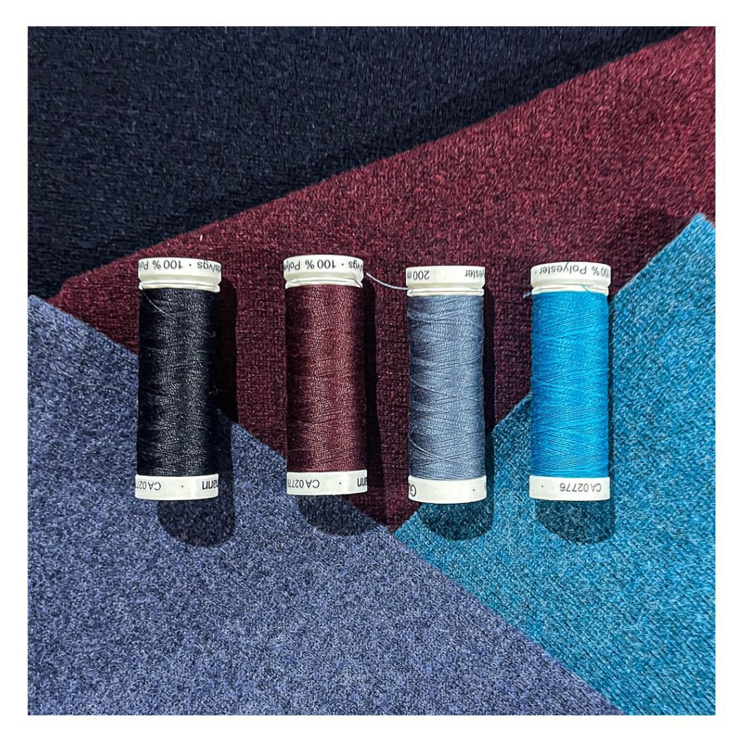 ⛄ ❄ Jetzt ist es Zeit für kuschelige Pullis 😱😬🥰⛄ ❄
Denn draussen tanzen die Schneeflöckchen 😅 Entdecke die hochwertigen Merino Stoffe in den wunderschönen Farben Dunkelblau, Bordeaux, Türkis und Hellblau! Diese weichen und warmen Merino-Strick sind perfekt, um dir in der kühlen Jahreszeit einen individuellen Pulli zu nähen. 🧵Genieße dann um so mehr, die frische Luft und den Schnee. ⛄ ❄ Zum Glück ist es im Atelier schön warm, um zu verweilen und sich in Ruhe inspirieren zu lassen. Ich freue mich auf deinen Besuch.
#miasatelier #mias #mias_atelier #Merino #MerinoStoffe #DIY #PulliNähen #KreativSein #HerbstMode #Nähinspiration #Stoffliebe #Selbstgemacht #HandmadeFashion #WinterMode #KreativesNähen #Nähcommunity #Stoffdesign #Nähprojekte #FashionDIY #Zürich #ZürichSnow #Dörfli #Niederdorf #Winterlove