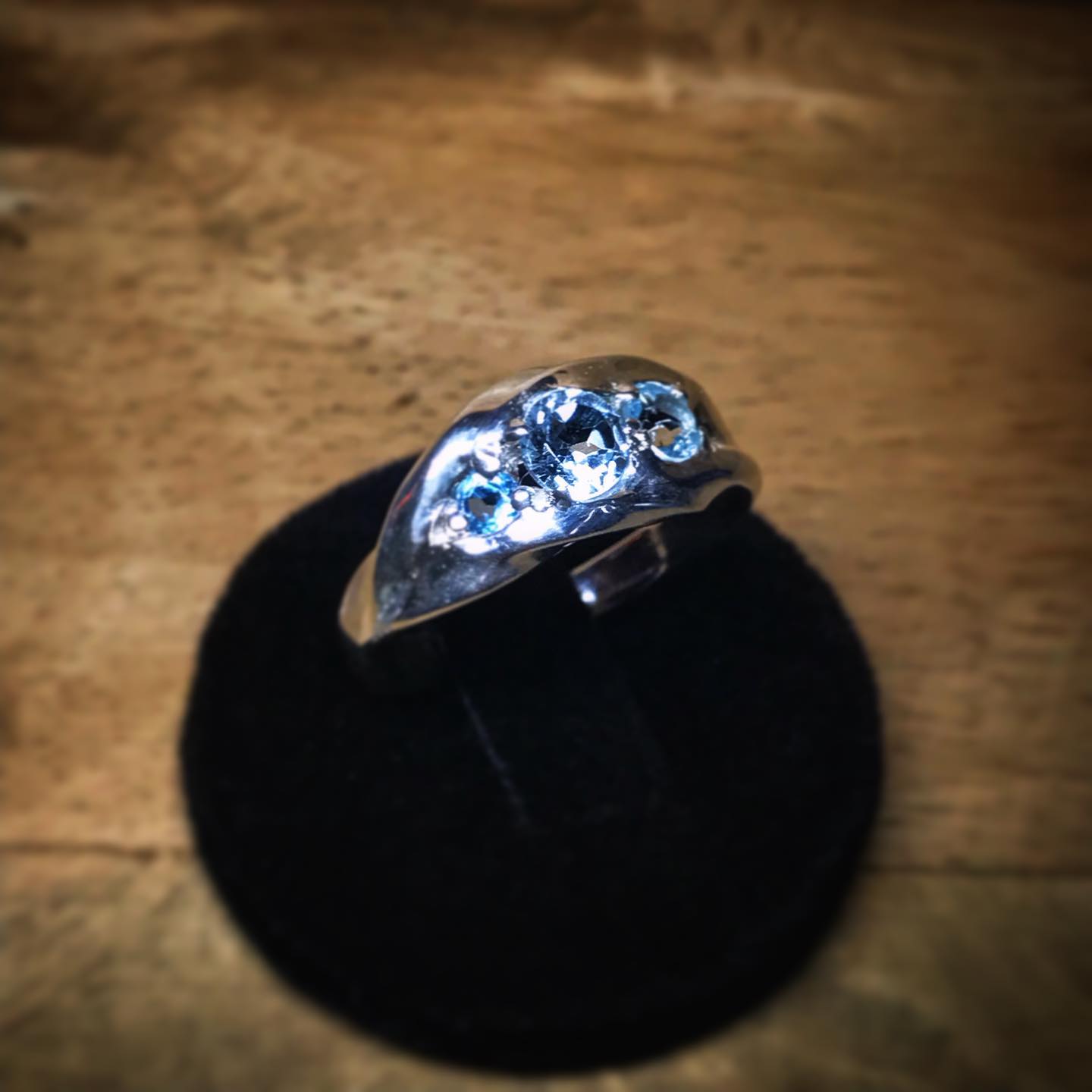 ✨ Élégance au naturel ✨
Découvrez notre bague torsadée en argent massif, entièrement façonnée à la main. Ce bijou unique est sublimé par deux magnifiques aigues-marines, évoquant la douceur des eaux cristallines, et une délicate topaze scintillante, ajoutant une touche de lumière subtile.
Un mélange parfait de raffinement et de simplicité pour rehausser toutes vos tenues. Chaque pièce est conçue avec amour et soin, rendant chaque bijou aussi unique que celui ou celle qui le porte.
Une création artisanale pensée pour briller avec vous.
Un bijou intemporel à porter au quotidien ou pour une occasion spéciale. 💎
.
.
.
#artisane #bijouxcreateur #bijoux #aiguemarine #bijouxargent925 #argent925 #handmadejewelry #faitmain #loireatlantique #labaule #presquileguerandaise