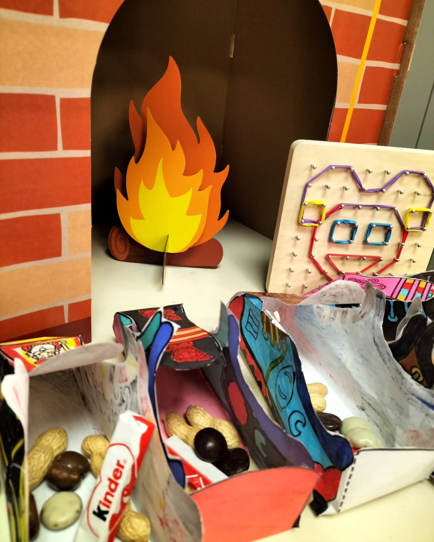 Klas Alfa is alvast gestart met de voorbereidingen voor Sinterklaas:
- ze zetten hun schoen
- ze bakten kruidnoten
- en ze maakten verschillende kunstwerken
๐ ๐๐คฉ