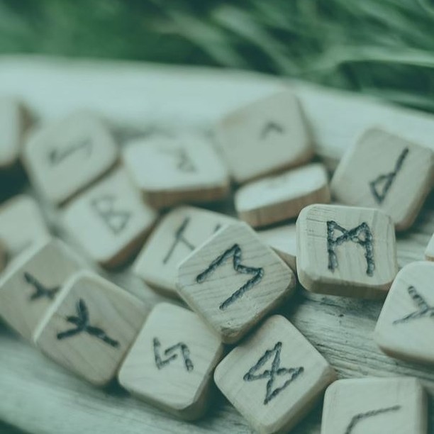 Vor den Rauhnächten mit
schamanischen Ritualen & Klang
YogaLoft mit Björn
Jahresende - Die Wintersonnenwende steht genauso wie die Rauhnächte unmittelbar bevor.
Ich lade dich ein mit mir das Jahr 2024 energetisch ausklingen zu lassen. Mit schamanischen Ritualen lassen wir los, was wir nicht mit in die Rauhnächte und das neue Jahr nehmen wollen. Gleichzeitig richten wir den Fokus neu aus und bereiten uns für die Rauhnächte vor.
Freue dich auf...
... energetische Reinigung
... schamanisches Ritual zum Loslassen von Unbrauchbarem
... Runen ziehen
... Meditation zur Neuausrichtung
... Klangbad mit livee 432 Hz Handpan Musik zur Entspannung
... gemütliches Zusammensein und Austausch
Termin⎪20. Dezember | 19:30 – 21 h
Beitrag⎪20 €⎪Early Bird bis zum 2. Dezember, 15€