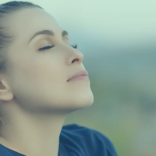 Neubeginn im Winterlicht
Rauhnachts-Yoga-Retreat
YogaLoft mit Sinje
Die Rauhnächte sind eine besondere Zeit des Jahres, in der Altes abgeschlossen und der Weg für Neues bereitet wird. Dieses Retreat lädt dich ein, innezuhalten, die Stille zu spüren und Raum für neue Energie und Visionen zu schaffen.
In der ersten Phase des Retreats wirst du durch eine sanfte Yoga-Praxis begleitet, die dir hilft, das vergangene Jahr bewusst loszulassen. Achtsame Bewegungen und gezielte Atemübungen erden dich und bereiten deinen Körper auf den Übergang in das neue Jahr vor.
Im zweiten Teil tauchen wir gemeinsam in eine geführte Meditation ein, die dich mit deiner inneren Weisheit verbindet. Diese Stille gibt dir die Möglichkeit, deine Intuition zu stärken und die Botschaften des Herzens zu hören – ein wertvoller Moment, um Klarheit zu finden.
Zum Abschluss des Retreats richten wir den Blick nach vorn. In einer Praxis der Manifestation formulieren wir unsere Wünsche und Visionen für das kommende Jahr. Die Energie der Rauhnächte unterstützt uns dabei, diese Absichten kraftvoll zu setzen und voller Vertrauen in die Zukunft zu blicken.
Dieses Retreat schenkt dir Zeit für Rückblick, innere Einkehr und Neuausrichtung – eine bewusste Vorbereitung auf den Neubeginn, den das neue Jahr mit sich bringt.
Termin⎪21. Dezember 2024⎪15 - 18 h
Beitrag⎪48€