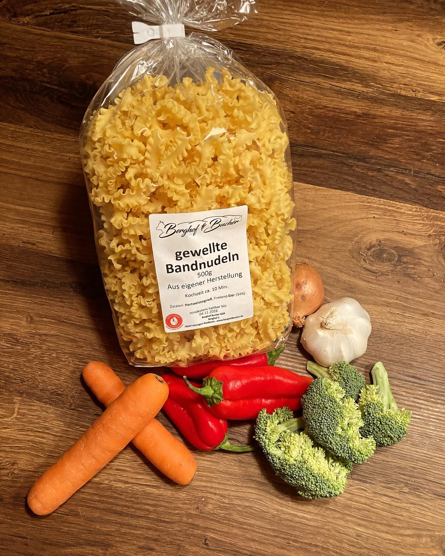 Diesen Monat gibt es als gesundes Rezept für die Augen leckere und schnell zubereitet Brokkoli-Nudeln. Für uns mit feinen Nudeln vom Berghof Bucher @berghof_bucher Brokkoli, Karotte und Paprika liefern wertvolle Vitamine und das Olivenöl gute Fettsäuren. Guten Appetit. #gesundeernährung #glücklichehühner #brokkoli #augengesundheit