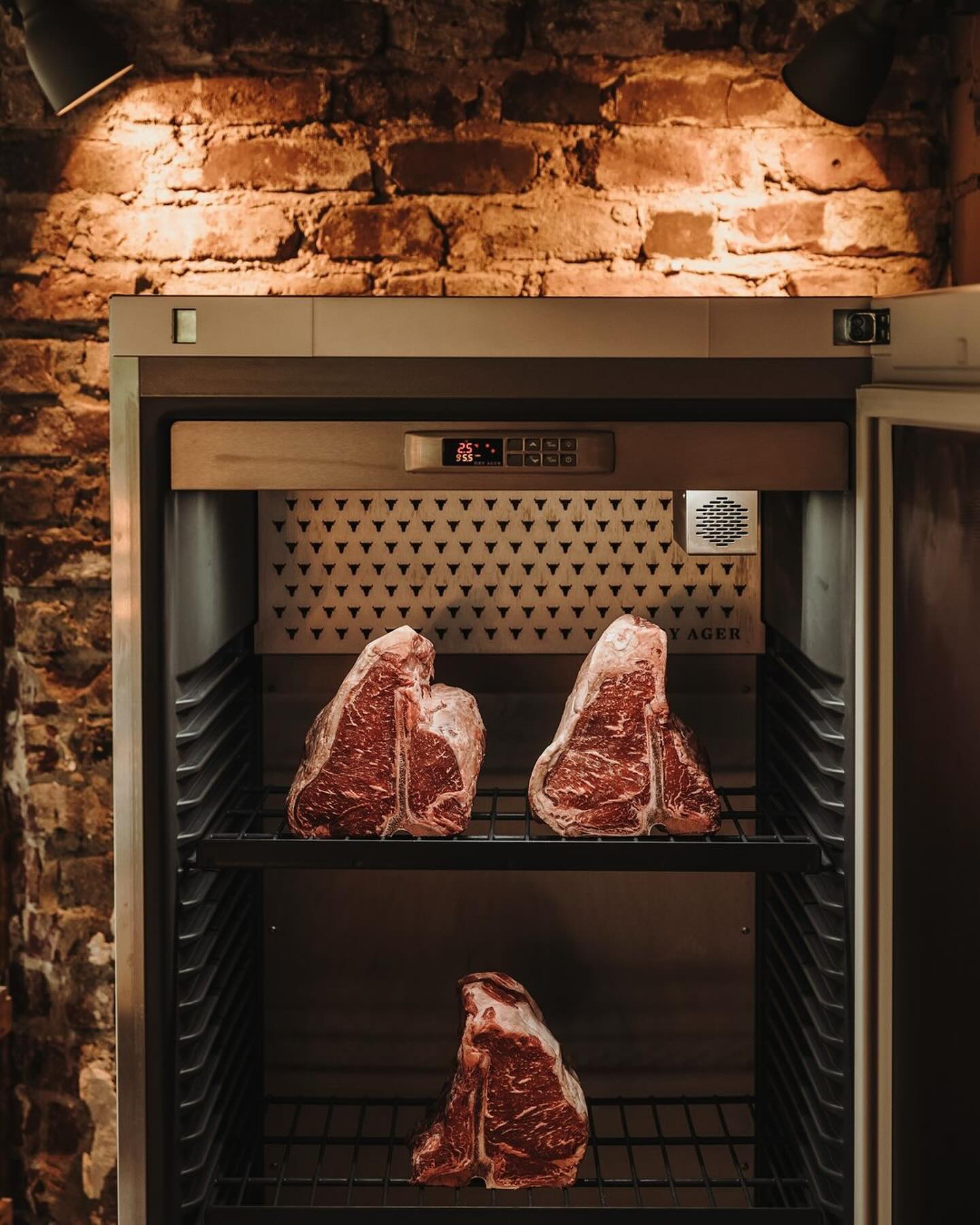 Perfektion trifft auf Ambiente😍
In dem wunderschönen Raum von @bigmeatlove wird unser Dry Ager zur Bühne für bestes Fleisch. Hier trifft Genuss auf Stil – der perfekte Ort, um aus gutem Fleisch ein Meisterwerk zu machen. 🥩✨
Reposted from: @bigmeatlove
#Dryager #Steak #Meat #Dryaged #BigMeatLove #Fleischgenuss #Meatlovers #Steakperfection #Outdooresszimmer