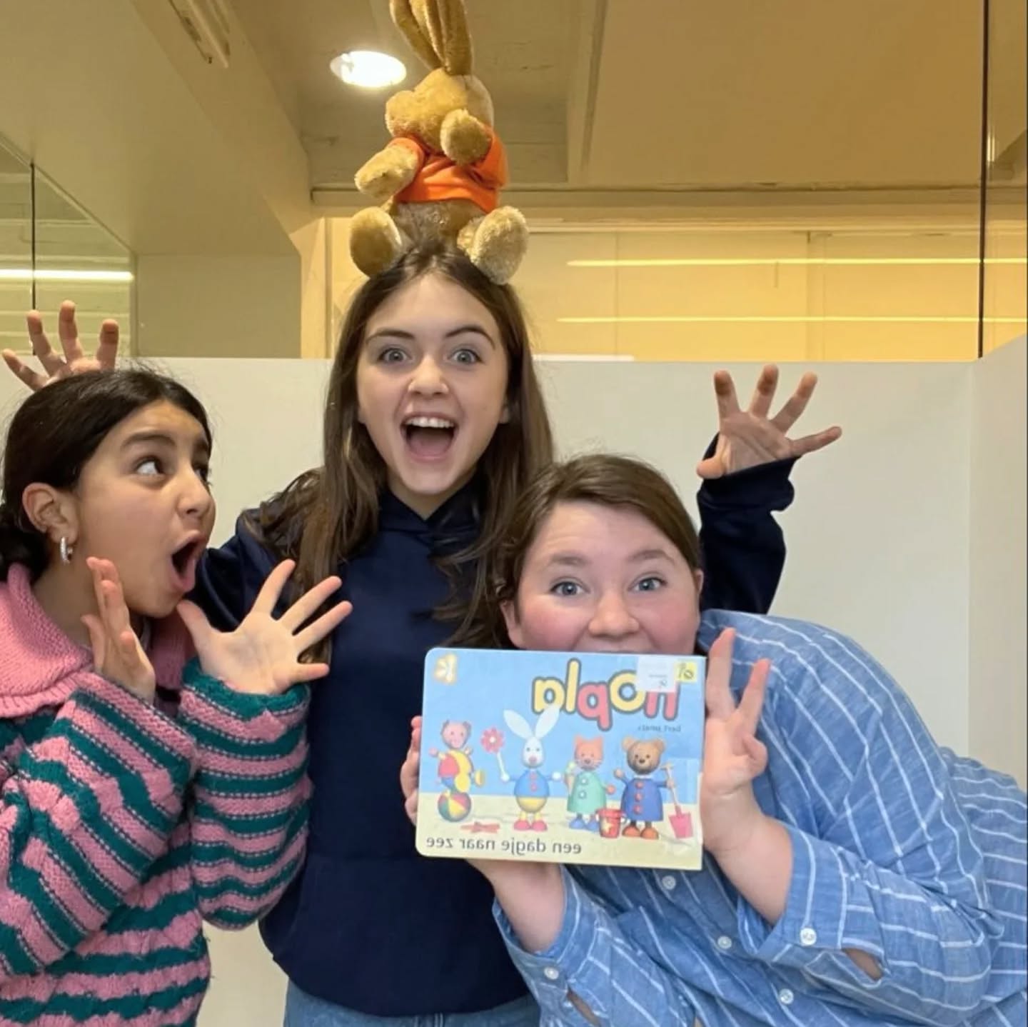 Leesbingo-wedstrijd tijdens de Voorleesweek! ๐๐
Een aantal klassen laten zich van hun creatiefste kant zien. Aan de hand van leuke opdrachten leren ze de kinderboeken beter kennen.
Door de variatie aan opdrachten hebben alle doelgroepen de mogelijkheid om hun talenten te tonen:
๐ง Maak een luisterfragment waarin je een stukje uit een kinderboek voorleest.
๐จ Verwerk tips over zindelijkheid op een originele manier.
๐ข Promoot een peuterboekje.
๐ผ๏ธ Maak een flyer over taalstimulering.
๐ Vertaal een kinderboektitel naar emoji's.
๐ De prijzen?
Van bioscooptickets tot frituurbons โ elke deelnemer maakt kans!
๐
In januari is de prijsuitreiking, waar alle deelnemende klassen welkom zijn.
Deelnemen kan tot en met 6 december. ๐กโ๏ธ
#voorleesweek #saiaalst #sintaugustinusinstituut #aalst