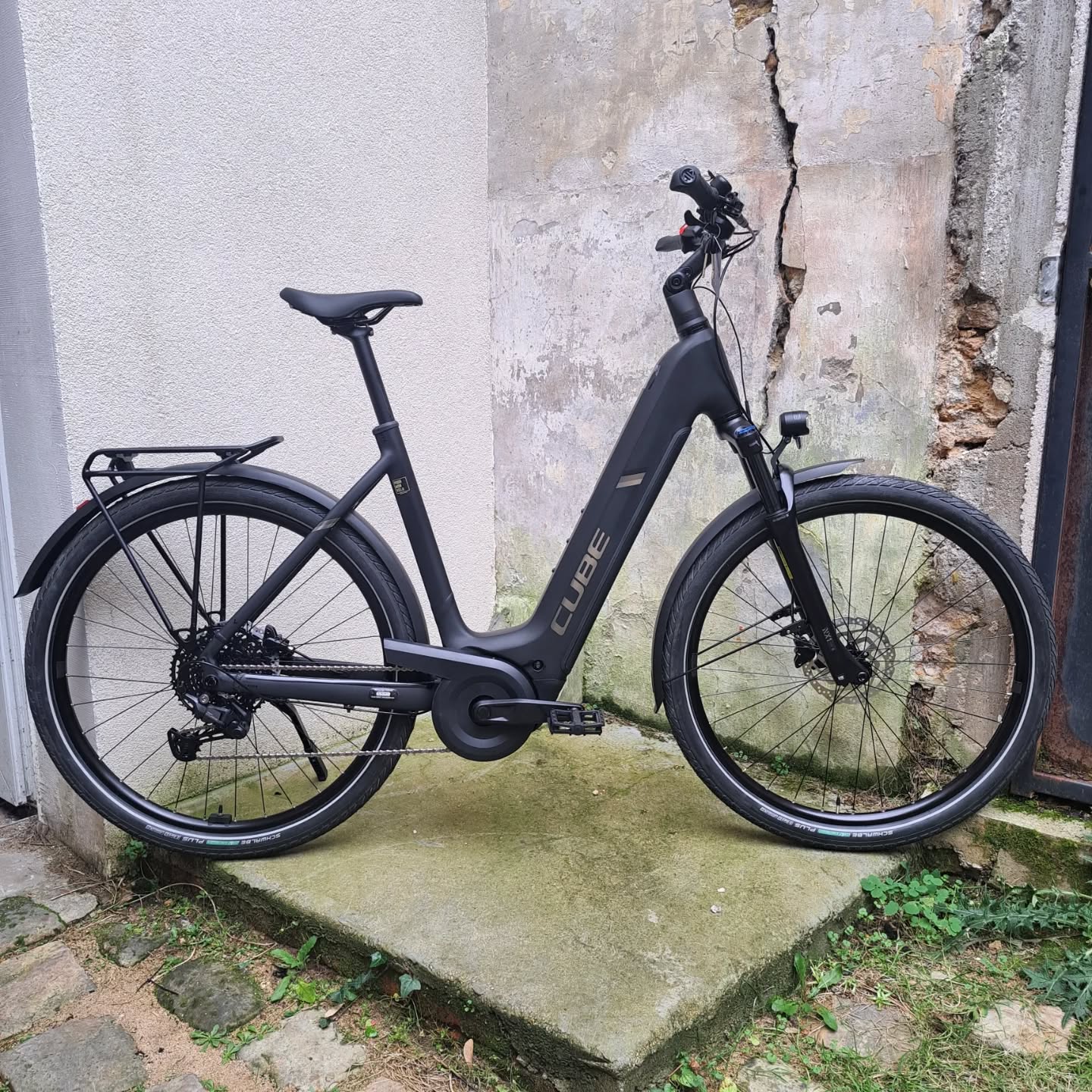 Il est presque intimidant : le Cube Nuride Hybride Pro Allroad 800, millesime 2025✨️
Le moteur le plus puissant de chez Bosch ✅️
La batterie la plus puissante sur ce type de vélo ✅️
Une fourche à ressort pneumatique ✅️
Le tout dernier groupe de transmission renforcée Shimano Cues 10 vitesses ✅️
--> Ce vélo est personnalisé, à la demande du client :
Des pneus plus adaptés à l'asphalte que ceux d'origine et un porte bagage parfaitement intégré.
Le tout monté par mes soins ✌️
Son prix : 3449€, avant personnalisation 🫣
#cubeebikes
#cubehybrid
#nuridehybrid
#pourmonvelo
#verriereslebuisson
@cubebikes_fr
@boschebikesystems
@shimanofrance