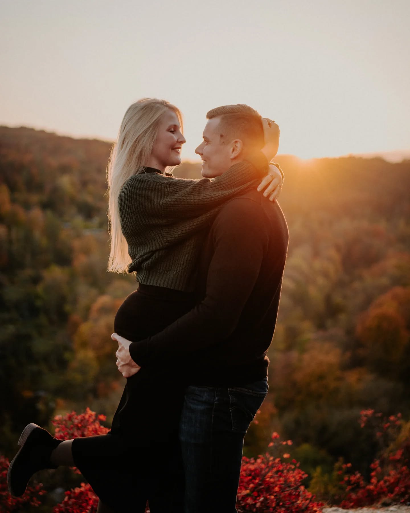 Ein Herbstshooting in der Stadt? 🏢
Diese wundervollen Momentaufnahmen sind tatsächlich in Jena entstanden. Im Herbst entfaltet sich dort jedes Jahr ein kleines Naturschauspiel wenn die Perückenbüsche ca. 2 Wochen in den prächtigsten Orange- und Rot-Tönen erstrahlen.
Pünktlich zurück aus dem Urlaub ging es für mich also mit Ira und Marcel zu einem entspannten Paarshooting im Abendlicht, (bei welchem wir uns mal mehr und mal weniger wie Gebirgsziegen an den Hang quetschten, wenn jemand auf den schmalen Wegen an uns vorbei wollte 😆)
Aber ihr könnt selbst entscheiden, ob es sich gelohnt hat.
Mir hat es auf jeden Fall viel Freude bereitet euch kennenzulernen und mit euch anderen Menschen auszuweichen 😁 @ira.thie_ ☺️
Wenn ihr euch nächstes Jahr auch einen der wenigen Spots sichern möchtet, schreibt mir gern rechtzeitig 😉
#paarfotografie #paarshooting #coupleshoot #coupleshooting #couplephotography #belovedstories #dirtybootsandmessyhair #paarfotoshooting #authenticlovemag