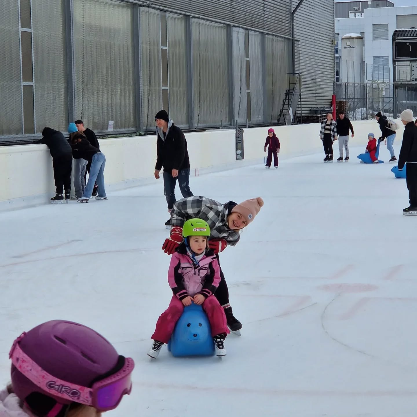 De Samstig sind mir go Schlittschüele gange. Di eine Gruppe hend s Iis in Weinfelden und di andere in Frauenfeld unsicher gmacht.😁 Mir hend en riese Spass gha.☀️