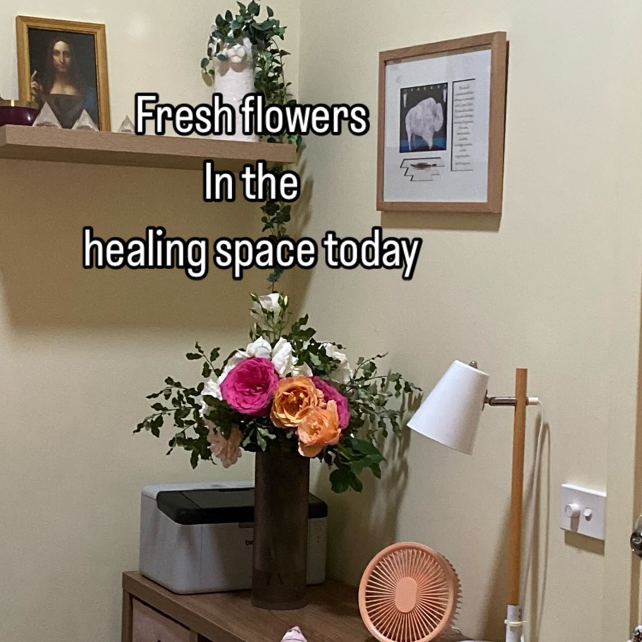 The gorgeous perfumed roses are a beautiful addition to our space today.
Thanks to @constancebarkerart you have an incredible garden 🌸🧡🌸