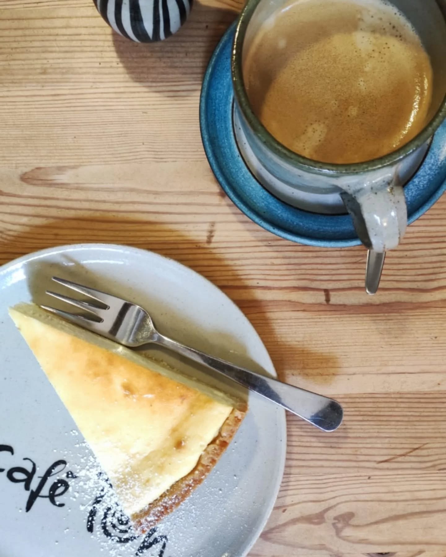 Ein Käsekuchen geht immer, oder!? ☕
Sehr geliebt von vielen von euch und von uns. Fast so sehr, wie wir euch lieben! ❤️
#caféton #fabrikschleichach #keramikwerkstatt
#kaffeeliebe #kaffee #barista
#kuchenliebe #kuchen #käsekuchen #Cheesecake