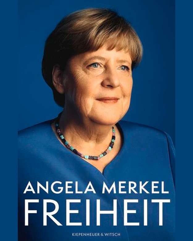 16 Jahre trug die ehemalige Bundeskanzlerin Angela Merkel die Regierungsverantwortung für Deutschland, führte das Land durch zahlreiche Krisen und prägte mit ihrem Handeln und ihrer Haltung die deutsche und internationale Politik und Gesellschaft. Wie komplex und schwerwiegend viele ihrer Entscheidungen waren, sehen wir vielleicht auch gerade in dieser problematischen Zeit. Wer nachlesen möchte, wie es zu vielen Entscheidungen und überhaupt zu ihrer politischen Laufbahn kam, kann das in ihren nun veröffentlichten Memoiren tun, für deren Cover sie von @urban_zintel bei uns im Spielfeld Daylight Studio abgelichtet wurde.
