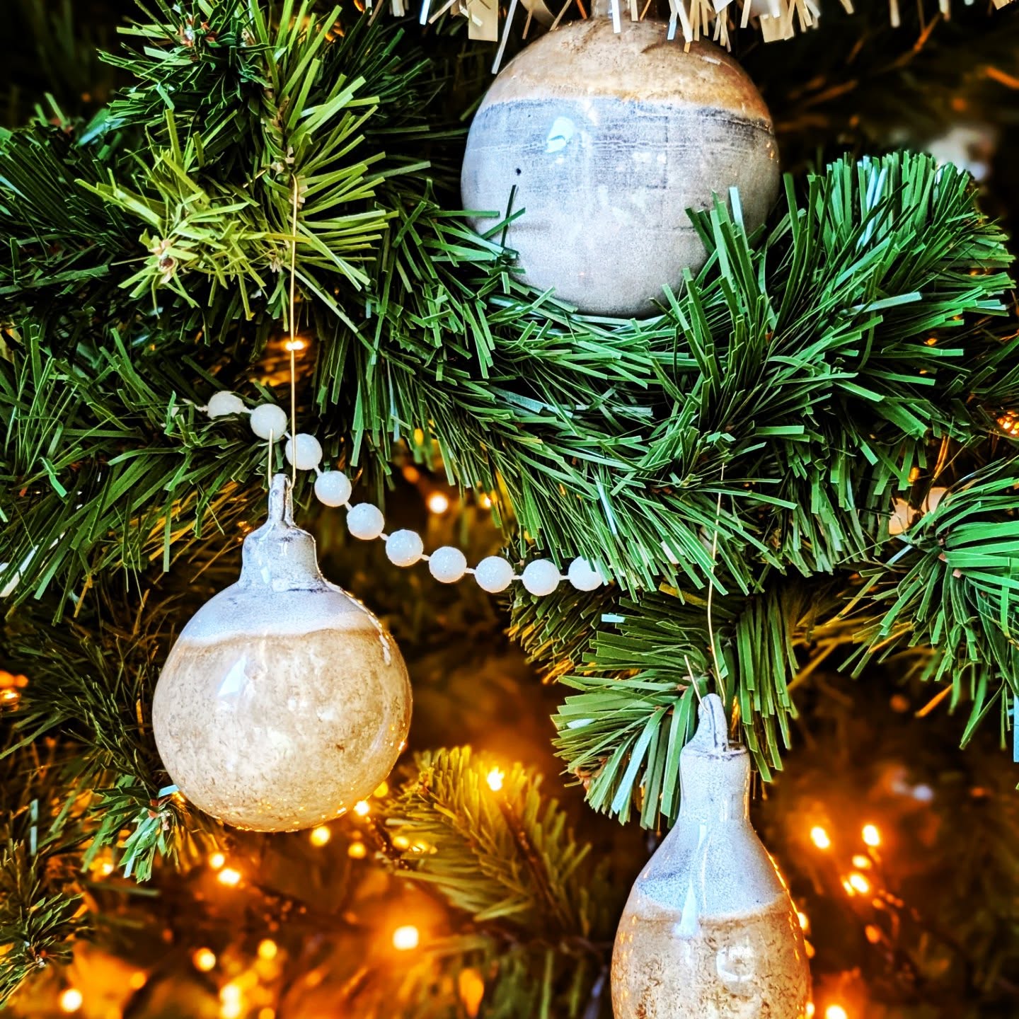 Kerstballen voor het goede doel 🌲🌟
Stilaan wordt overal de kerstboom gezet.
Hoe leuk zou het niet zijn om dit jaar jouw kerstboom te kunnen versieren met gepersonaliseerde kerstballen?
Zin in? Op zondag 8 december en zondag 15 december organiseren wij een workshop kerstballen glazuren.
De opbrengst van deze twee workshops willen wij graag integraal schenken aan het oncologisch zorgprogramma en het oncologisch support team van het AZ Rivierenland te Bornem.
Hier kunnen patiënten terecht voor ondersteuning op alle vlakken tijdens hun strijd tegen kanker.
Een heel mooi initiatief waar we met ons atelier graag ons steentje toe bijdragen.
Delen is lief om zoveel mogelijk mensen te kunnen bereiken.
Meer info en inschrijvingen via onze website www.ateliertouche.be
#bornem#keramiekatelier#keramiek#kerst#creatievehub#azrivierenland #goededoel#workshop