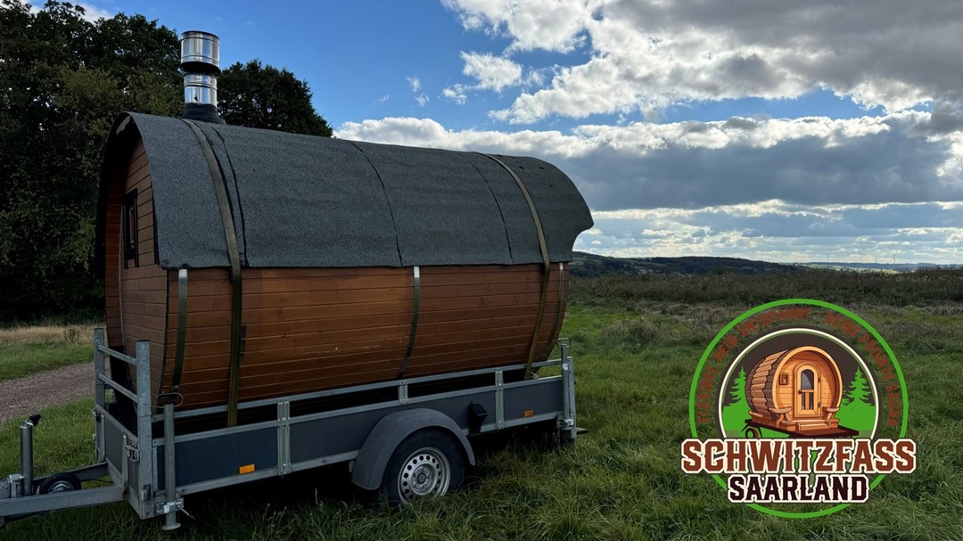 Dieses Saunafass bietet Ihnen das volle Saunaerlebnis auf kleinerem Raum! Trotz seiner kompakten Größe steht es dem größeren Modell beim Schwitzen in nichts nach. Perfekt für gemütliche Runden, ist dieses Saunafass die ideale Wahl für kleinere Gärten, Terrassen oder sogar als mobile Sauna für den Urlaub. Dank seiner Wendigkeit lässt es sich flexibel aufstellen und anpassen. #schwitzfasssaarland