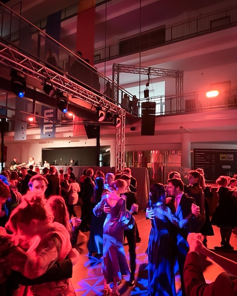 Gestern Abend hatten wir wieder die wunderbare Gelegenheit, den Winterball der Fachschaft MPIC der TUM als einer der Sponsoren zu unterstützen – bereits zum dritten Mal in Folge! ✨❄️
Es war ein unvergesslicher Abend voller Eleganz, spannender Gespräche und großartiger Menschen. 💃
Als einer der Sponsoren dieses festlichen Ereignisses ist es uns eine besondere Freude, die engagierte und inspirierende Gemeinschaft von Studierenden, Forschenden und Innovatoren zu unterstützen.
Ein großes Dankeschön an die Fachschaft MPIC der TUM für die perfekte Organisation und die tolle Gelegenheit, zusammen zu feiern @mpic_tum
Wir sind stolz darauf, Teil dieser Gemeinschaft zu sein und freuen uns bereits auf das nächste Mal! 🎶🤍
#Winterball2023 #MPIC #TUM #Sponsoring #GemeinschaftStärken #ADVICON