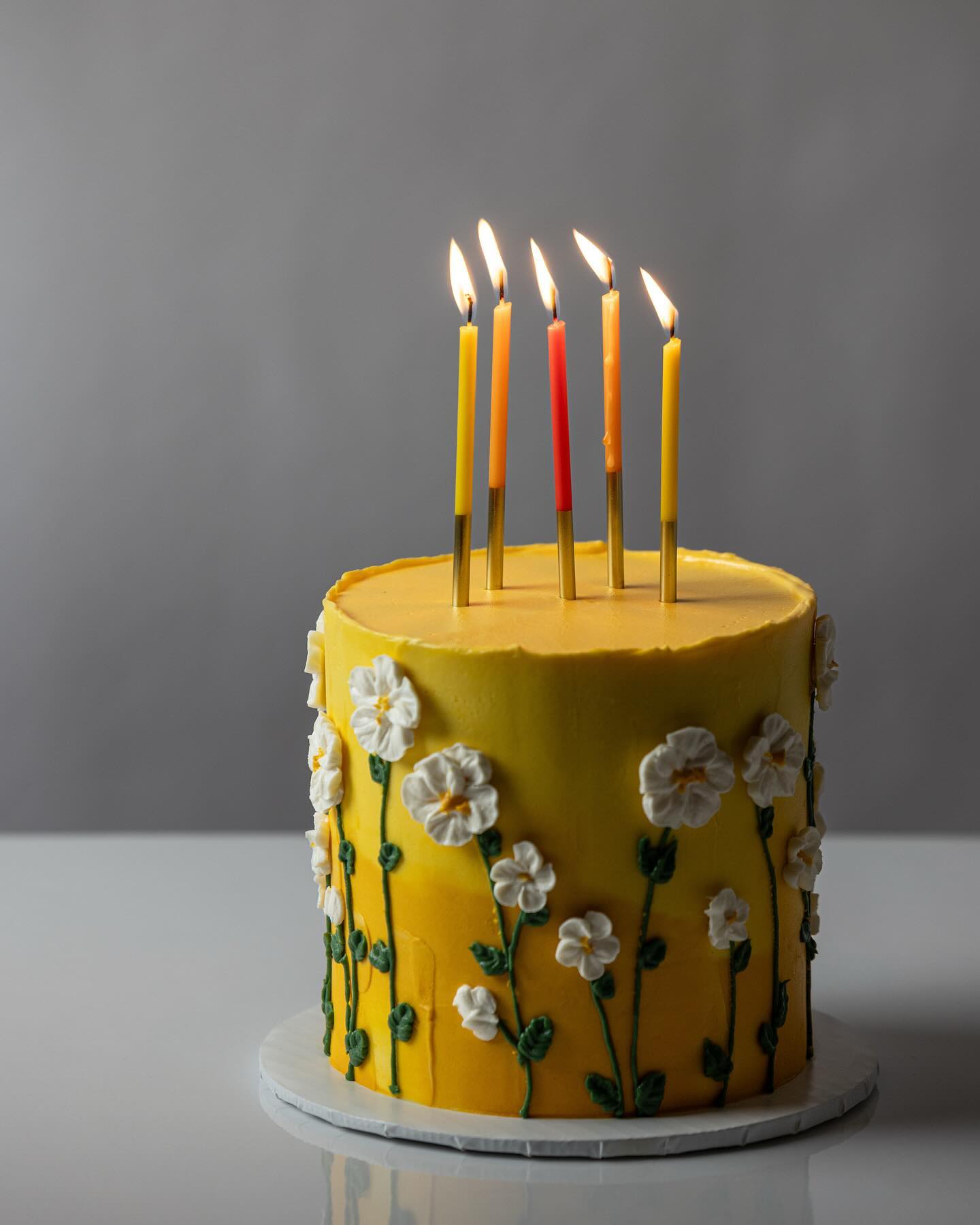 Feeling extra grateful this year because Lilikoi Lane recently turned 5! First and foremost, it called for a celebratory cake and of course we had to get @manacakeshawaii “Lilikoi Girl” 💛 with photo credit to one of our own: @brittgomesphotography
Although we aren’t in the biz full time, we couldn’t imagine all the clients and vendors we got to meet, work with, and learn from along the way. You keep us booked and busy! Lilikoi Lane was a truly a past time that became a passion for event planning and what an amazing family it has grown into!
Thank you to everyone who continues to support us, we’re happy we can be there for you too 🙏🏽