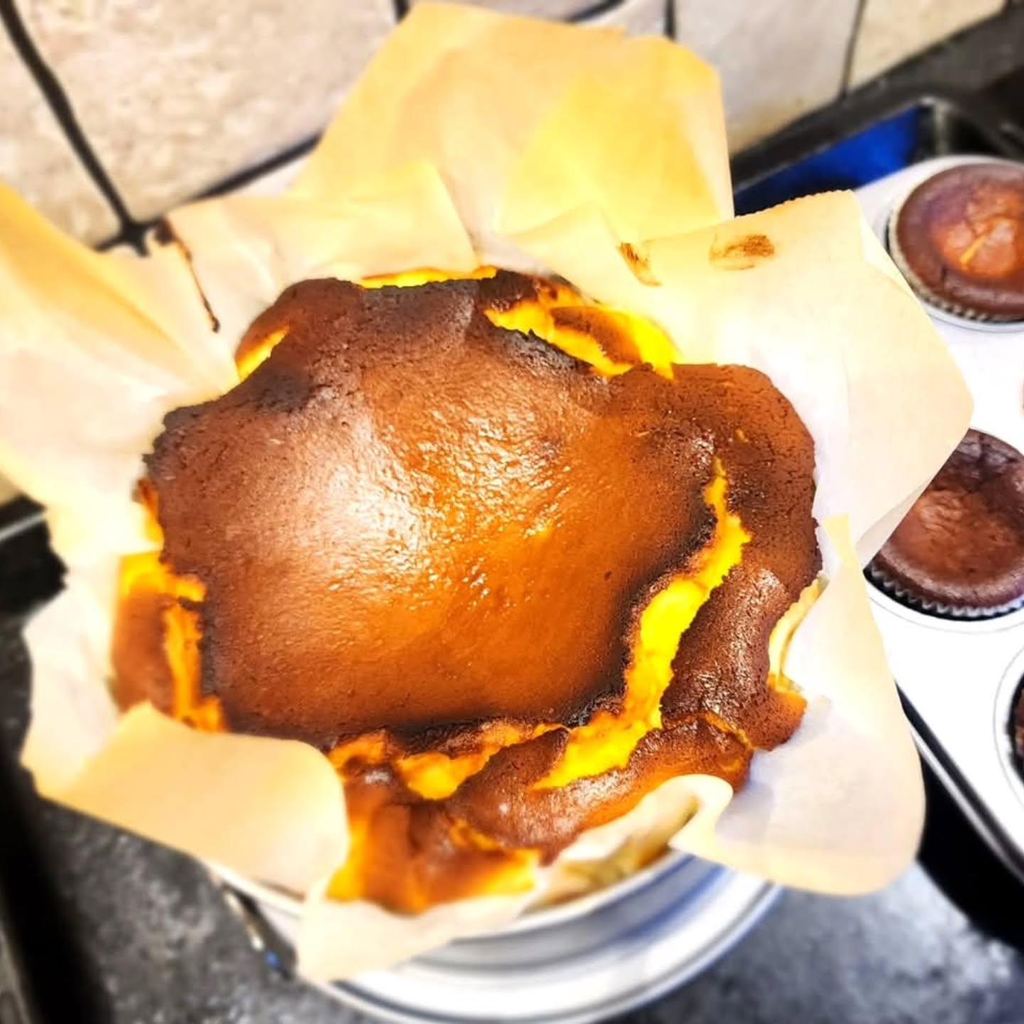 🌟 Mijn eerste Basque Burnt Cheesecake! 🌟
Na lang twijfelen besloot ik om deze beroemde cheesecake uit het Baskenland te proberen bakken! 🤍 Dit recept, ontstaan in San Sebastián, staat bekend om zijn unieke uitstraling: een donkere, bijna verbrande bovenkant en een zachte, romige kern. Het heeft een subtiele karamelachtige smaak, gecombineerd met de volle romigheid van kaas.
Eerlijk? Ik ben meestal geen fan van cheesecakes... maar mijn kinderen wel! 🍰 Zij zijn de echte cheesecake-liefhebbers in huis. Toch moet ik zeggen: deze heeft mijn hart gestolen. Misschien omdat ik bij mijn eigen baksels altijd streef naar die perfecte, smeuïge textuur. In tegenstelling tot de wat drogere varianten die ik vaak in restaurants tegenkom, is deze cheesecake allesbehalve droog.
Ik begreep eerst niet waarom het ‘burnt’ deel zo belangrijk is, maar na het proeven kan ik het alleen maar beamen: er is een bijzondere harmonie tussen de romige cheesecake en de licht verbrande bovenkant die verrassend goed samenwerkt. Het is écht iets bijzonders!
Kijk zelf maar! De eerste foto is direct uit de oven 🧑🍳, daarna na meer dan 24 uur in de koelkast (dat wachten was een uitdaging! 😅), en tot slot de perfecte slice om van te genieten.
Wat vinden jullie van deze cheesecake-look? Heb je hem zelf al eens geproefd of gebakken? Ik ben benieuwd! 💛
#SuikerbekkieTraktaties #HeistOpDenBerg #BakkenInBelgië #BelgischeBakker #LokaleBakkerij #HomemadeDesserts #BelgischeFoodies #ZoetGenot #LokaleBakker #DessertsVanBijOns #BasqueBurntCheesecake #VersGebakken #LekkerEten #DessertsInBelgië #SupportLocalBakers #HeistFoodies #LekkernijenVanHier #BelgischeTraktaties #BakkenMetLiefde