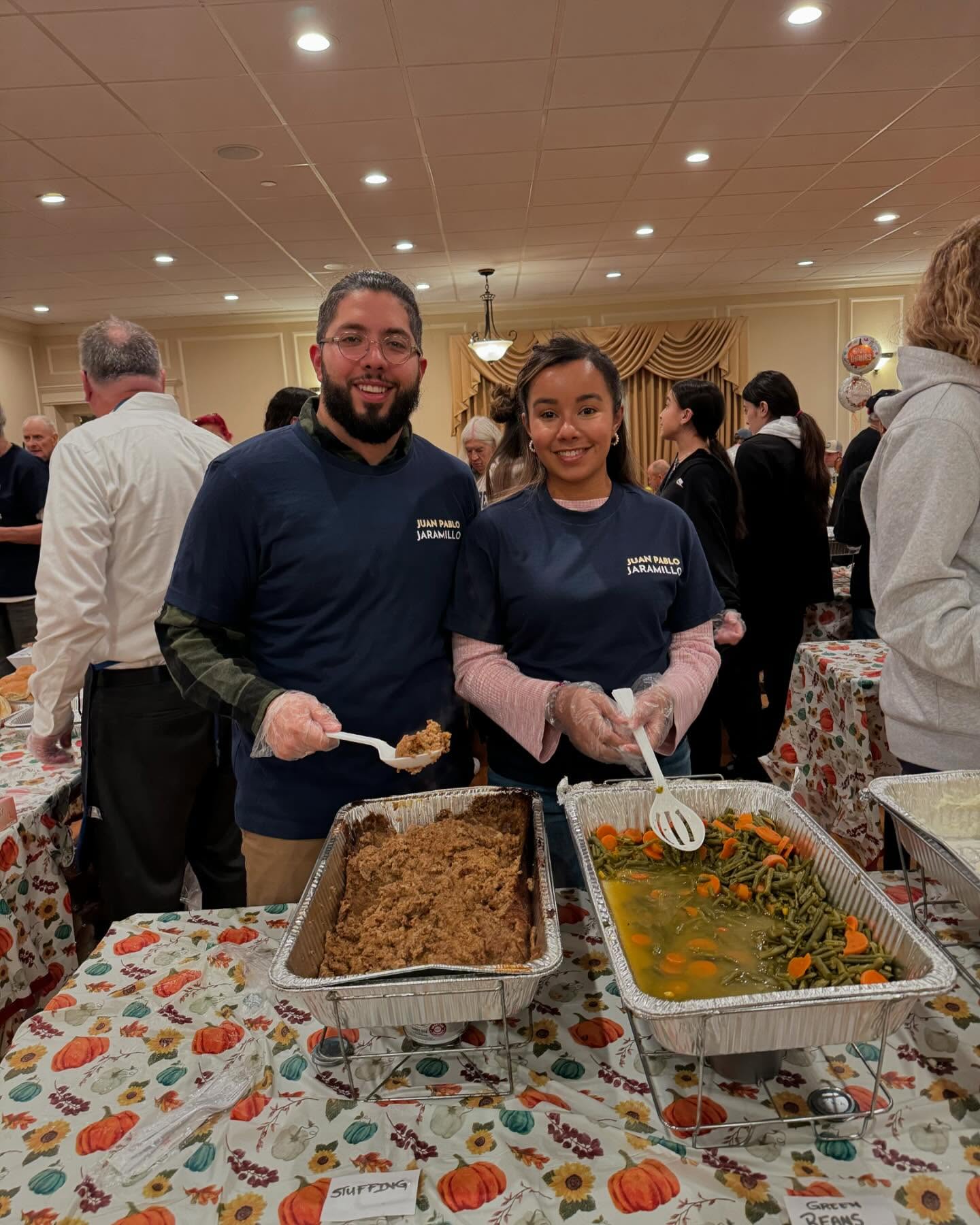 ENGLISH
Happy thanksgiving to all. So blessed to serve and grateful for Crystal, the amazing team I have, and people like Ana and Liana who pray for me and my family’s well-being. Congratulations to Mass Badge for another incredible Thanksgiving dinner in Revere!
SPANISH
Feliz día de acción de gracias! Muy agradecido con Crystal, el equipo excepcional que tengo, y por todas aquellas personas que oran por mi y por mi familia como Anita y Liana! Que bendición tan grande es poder servir a la gente. Felicidades a Mass Badge por de nuevo hacer tan exitosa cena de acción de gracias para toda la comunidad de Revere.