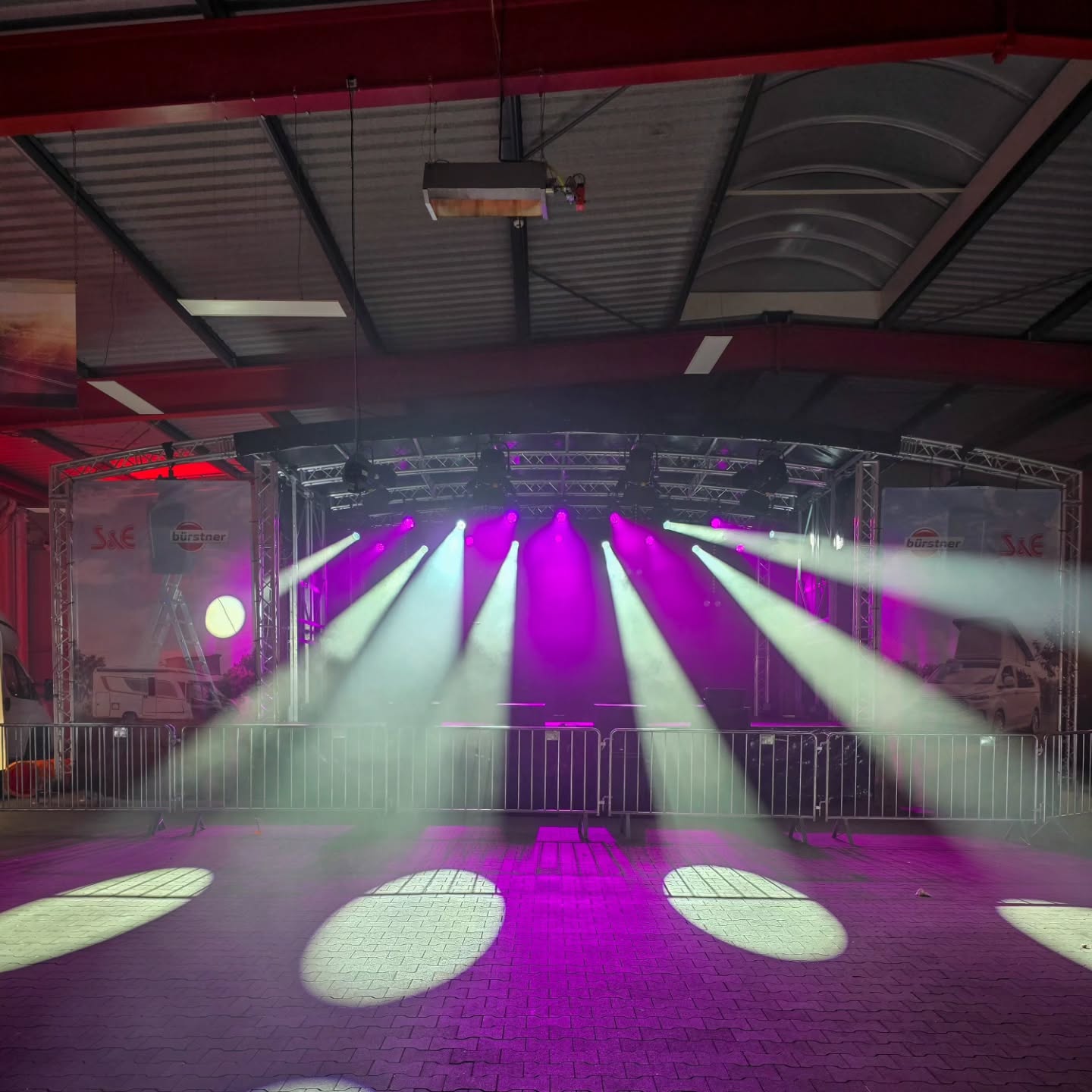 Ein Blick hinter die Technik: Bürstner-Event in Dortmund
Beim @burstner Event vorletzte Woche in Dortmund haben wir nicht nur mit einem großartigen Konzert von Ross Antony und Paul Reeves überzeugt, sondern auch mit hochmoderner Veranstaltungstechnik, die den Abend zu einem unvergesslichen Erlebnis gemacht hat. Hier die technischen Highlights im Überblick:
🎤 Audio:
10x Seeburg Galeo S70/100 (@seeburgacousticline )
8x Seeburg Galeo C Sub
Seeburg S10 & S20
Shure ULXD4D mit Shure Beta 58A Handsender (@shure )
Midas M32 (@midasconsoles )
💡 Lichttechnik:
8x Cameo Azor S2 (@cameo_light )
10x Cameo Evos W3
4x Stairville Showbar Pro (@stairvillebythomann )
4x Roxx Cluster B2 W (@roxx.light )
32x Cameo Zenit B200
4x Arri ST2 (@arri )
🎚️ Bühne:
AL Stage R48
Mit moderner Technik und einem erfahrenen Team haben wir diesen Abend perfekt inszeniert – und freuen uns schon auf die nächsten Herausforderungen!
In einem kommenden Beitrag zeigen wir euch exklusive Einblicke in das, was vor und nach dem Event passiert ist – von einer Leeren Halle bis zur Fertigen Event-Location.
Bereit für dein eigenes Highlight-Event? Sprich uns an, wir machen’s möglich!
#Eventtechnik #Veranstaltungstechnik #Lichttechnik #Audio #Cameo #Seeburg #MidasM32 #Shure #Arri #Smokefactory #Bühne #ALStageR48