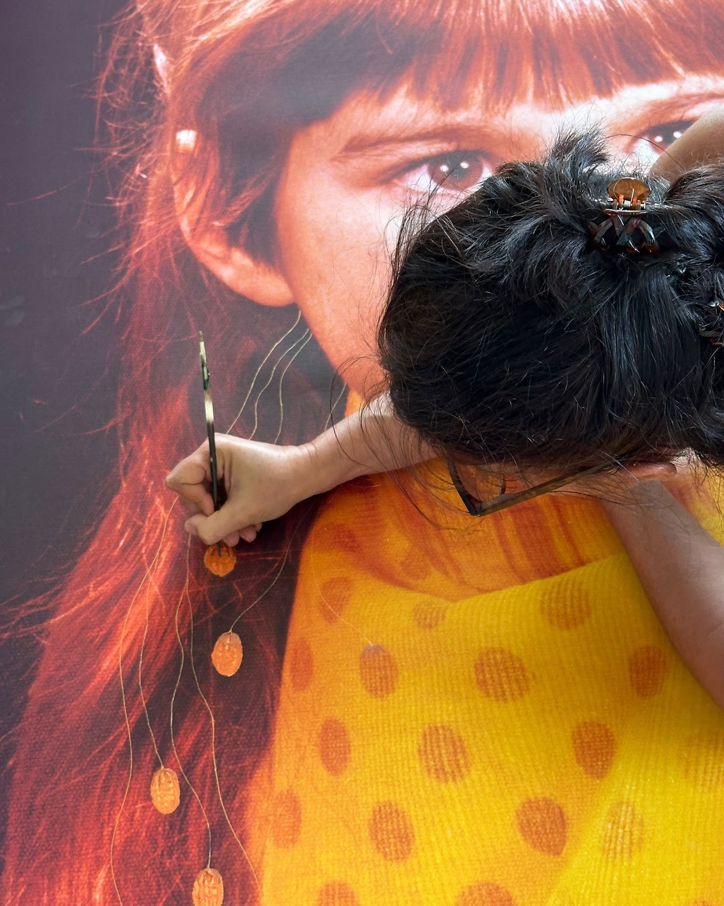 We are still in the midst of the Orange Days – 16 days of activism aiming that every woman worldwide can live free from fear and violence.
This photo shows Eva, the creator of Body Voices, working on an artwork of her series „The blind spot“, showing photos of children who were sexually abused during their childhood.
On November 18, Eva stood on stage, sharing her personal story – raw, emotional, and unfiltered. Her voice shook, her emotions spilled over, and she was on the verge of tears.
In these 16 Orange Days following November 25 and beyond, let’s channel that honesty and courage of Eva and other survivors into collective action. Let’s speak up, share stories, and demand change. Violence thrives in silence – but together, we can make noise that cannot be ignored.
Let’s be loud. Let’s stand together. Let’s be the change. 🧡