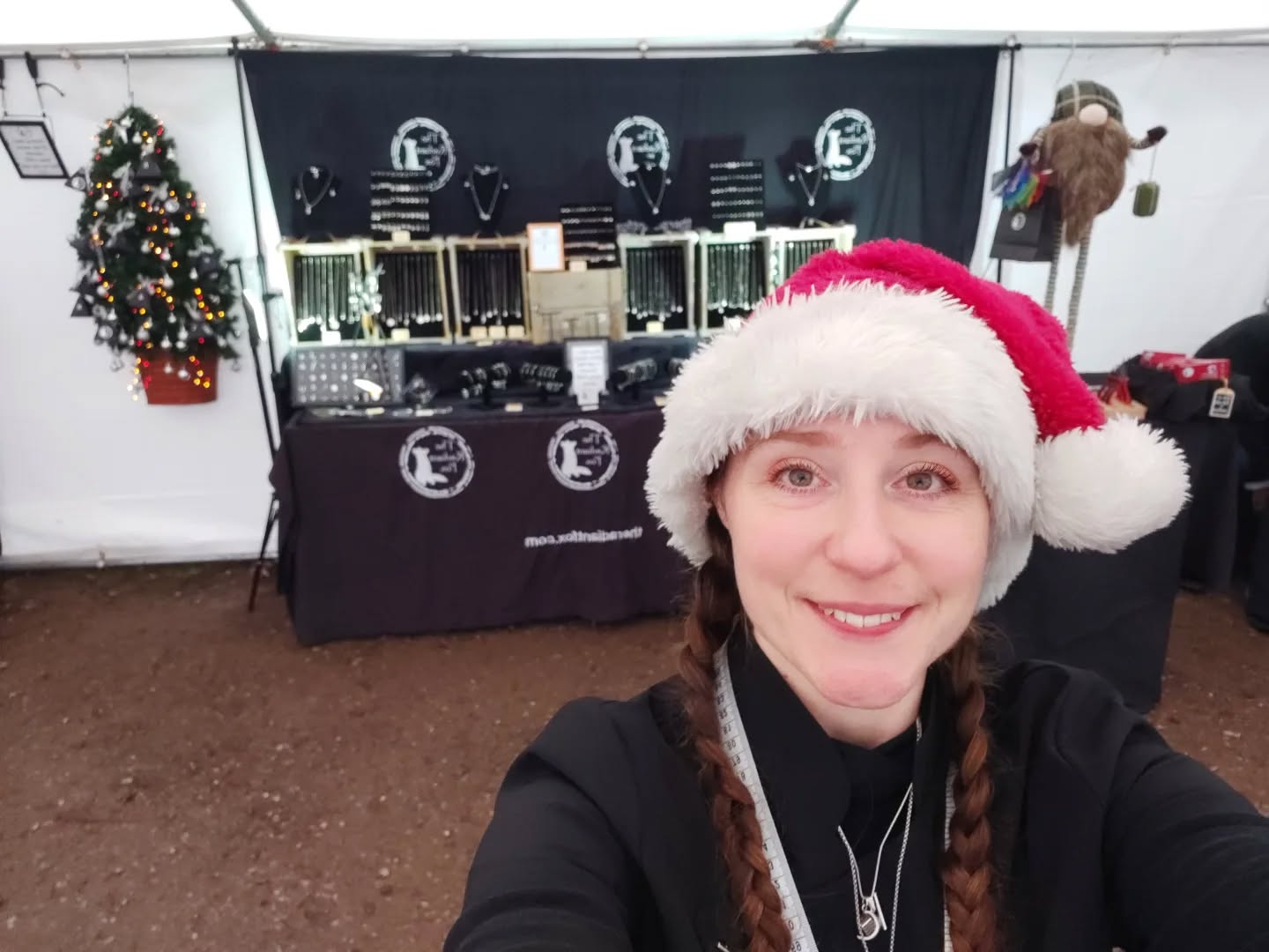 Another festive day here at @ntpackwood (Packwood House) with @the.artisan.bazaar
Here until 3 pm today, so why not tick off your gift list.
They are also doing drop in wreath workshops, for a donation, using materials sourced from the grounds.
I have two sterling silver jewellery advent calendars left now, so this will be on a first come, first served basis.
Also offering the made-to-measure sterling silver jewellery and standard sizes for gifts.
#theradiantfox #ntpackwood #ntpackwoodhouse #12daysofchristmas #sterlingsilveradventcalendar #silveradventcalendar #jewellery #sterlingsilver #madetomeasure #dontmissout #TheArtisanBazaarUK