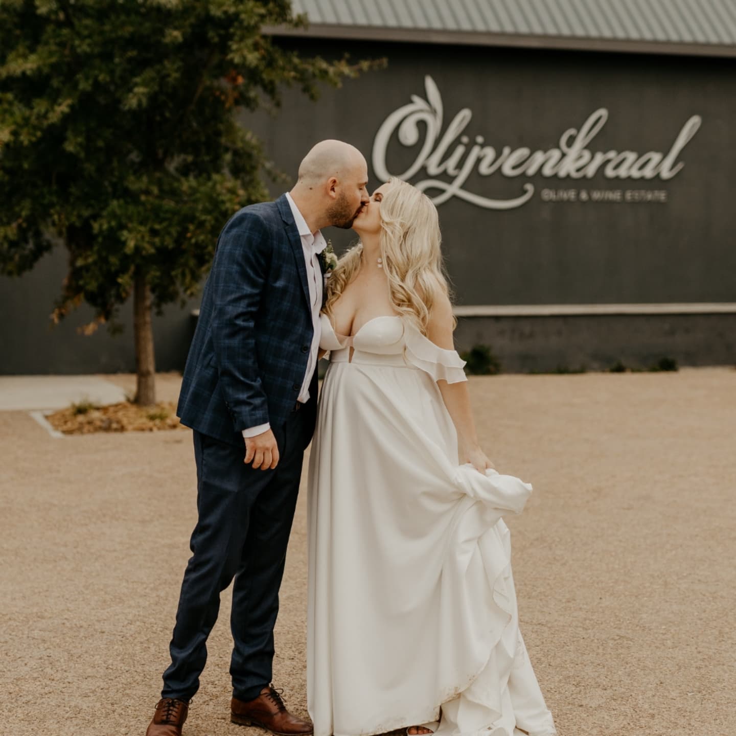 A promise of forever in every kiss //
Venue: @olijvenkraal
Photographer: @bolandweddings_pyperpringle
Coordination: @thegrandplanner
Floral design: @thegrandbotanist
Decor: @grandroomdesign
Staff: @pepa_events_staffing
