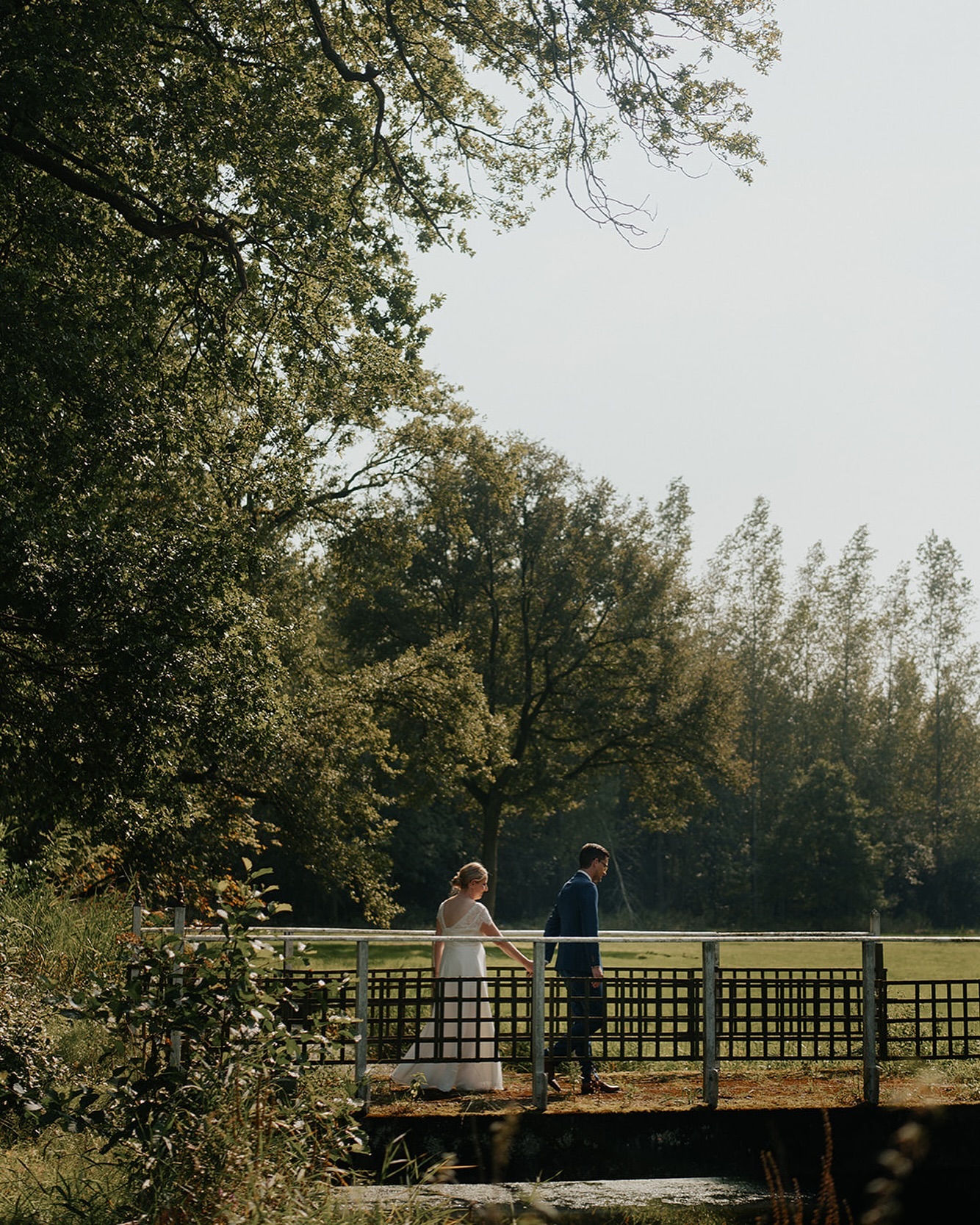 .
op grijze dagen als vandaag
mijmer ik maar al te graag
over die dag in augustus
overgoten door zon
die dag dat voor hen
dat nieuw hoofdstuk begon
@bleyckhof
@heimat_verhalen
@ellisvanbeeck
@yves_gernee