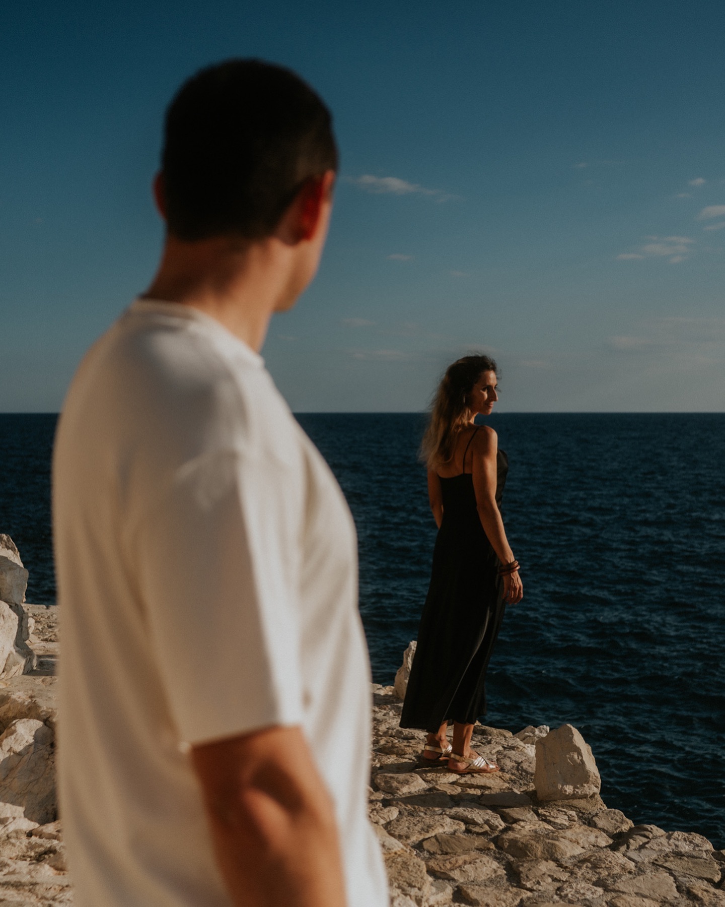 Il y a cinq ans E&A se rencontraient, depuis ils ne se sont plus quittés. Une bonne raison que d’organiser une séance photo rien qu’à eux, se retrouver, célébrer cet amour qui grandit au fil des années.
Et vous c’est quoi votre histoire d’amour ?
Racontez-moi tout, et retournons dans le temps où vous aviez ces premiers papillons dans le ventre, aventurons-nous dans l’endroit que vous chérissez le plus!
Au bord de la Méditerranée, chez vous en mode cocooning, en vacances dans votre villégiature ou bien dans les rues d’une des villes azuréenne… je vous suis!
#photographenice #photographe06 #cinematographic #lookslikefilm #frenchrivieraphotographer #coupleshoot #lifestylephotography