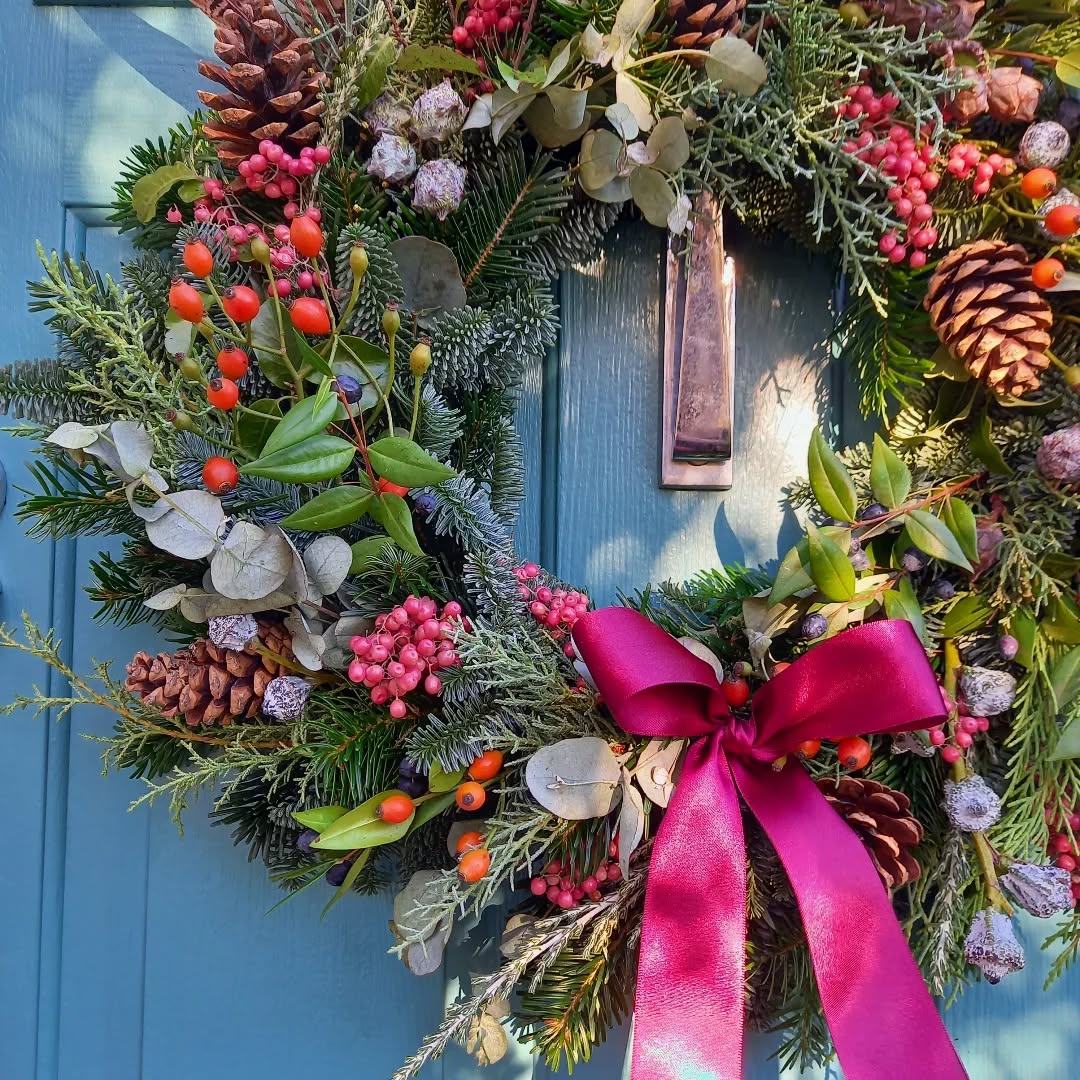 First of the festive fresh wreaths 🌿❤️
Such a beautiful day today, blue skies and cold fingers
#freshwreath
#festivewreath
#xmaswreath
#christmaswreath
#wreathsofinstagram
#wreath
#doorwreath
#Carshalton
#carshaltonbeeches