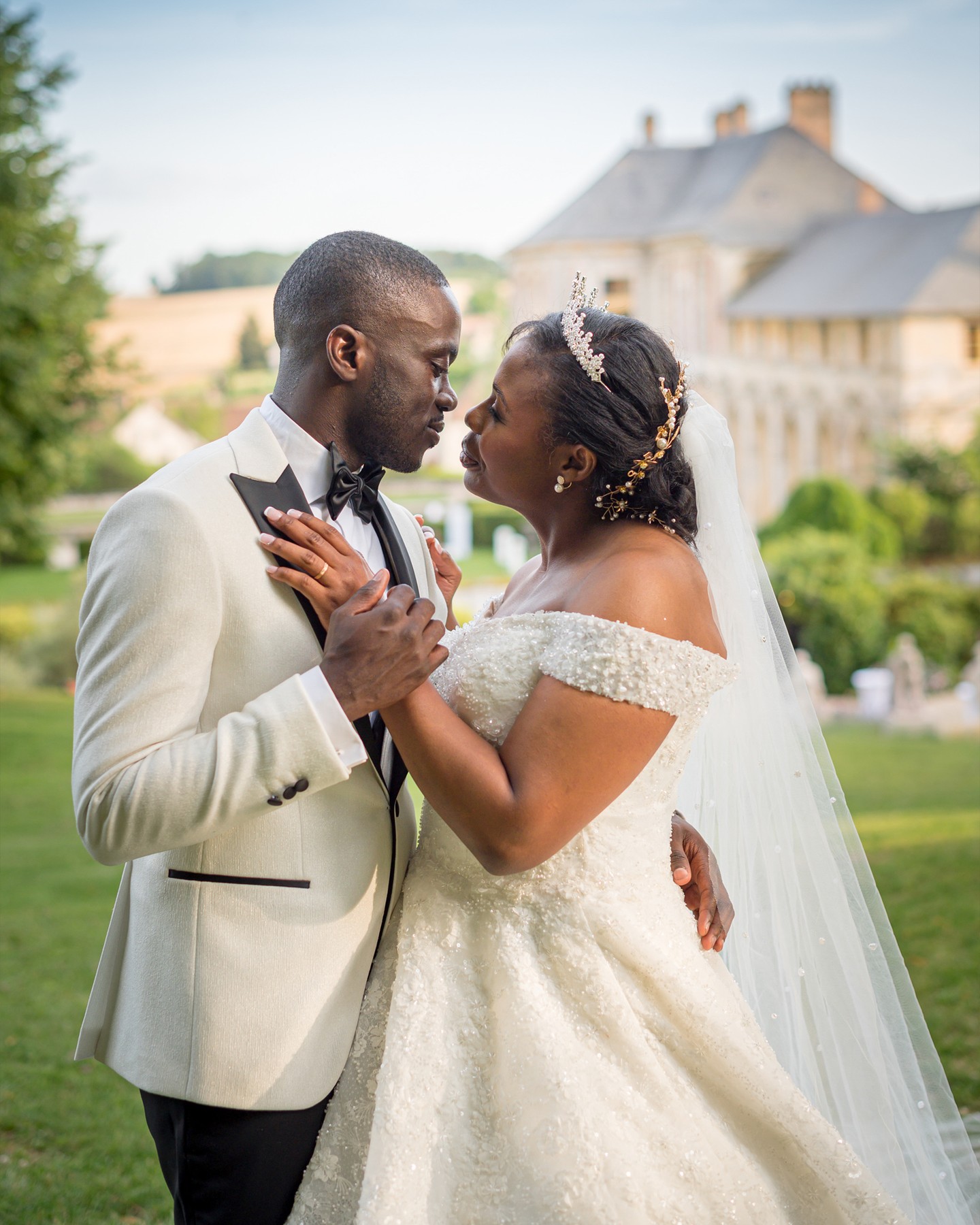 Frank et Fabuela ont passé des mois à organiser leur mariage de rêve. Ils avaient eu un coup de cœur en visitant le château de Vallery, mais quelques semaines avant le grand jour, la pandémie a bouleversé leur plans..
La vie a repris son cour mais le projet était toujours d'actualité et c'est en juillet 2024 qu'ils ont pu organiser une très belle fête entourés de leurs proches respectifs ...
Place aux images📸
.
.
Photo: @ericc.wedding
Vidéo: @mcimage_cinematographer
Réception: @chateaudevallery