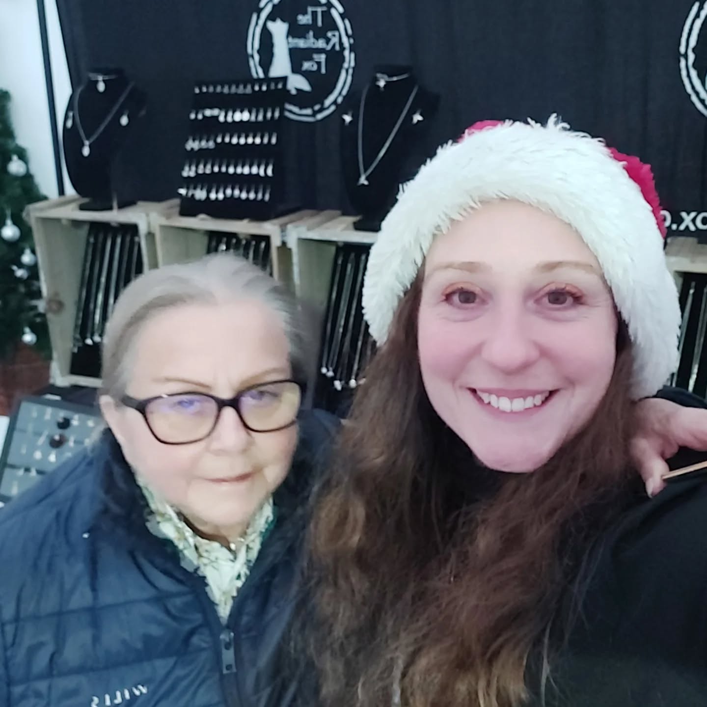 What a wonderful day at @ntpackwood today with @the.artisan.bazaar
So looking forward to being back tomorrow between 10 am and 3 pm.
Hope to see you there.
#ntpackwood #ntpackwoodhouse #theradiantfox #theartisanbazaar #TheArtisanBazaarUK #christmasfair #craftfair #seeyoutomorrow