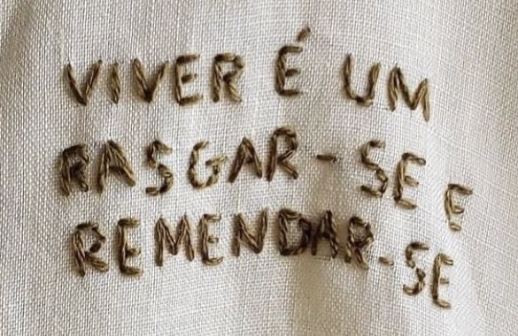 Cada escolha traz consigo um renunciar e assim, luto pelas possibilidades que deixamos para trás muitas vezes é inevitável...
Enfrentamos perdas simbólicas que refletem nossas expectativas e fantasias. Elaborar essas perdas significa reconhecer que a vida real, infelizmente, nunca corresponderá plenamente as nossas idealizações.
É um processo (difícil e muitas vezes frustrante) de amadurecimento psíquico: deixamos de buscar o impossível para encontrar valor no que é possível.
Esse movimento nos permite não apenas aceitar o que não foi, mas também redirecionar nossa energia para aquilo que pode ser transformado no presente.
O presente é o único lugar onde a vida acontece, mas, para aproveitá-lo, é preciso aceitar que nenhuma escolha será perfeita ou isenta de perdas.
Encarar o que ficou para trás, pode ajudar a descobrir novas formas de se relacionar com suas escolhas e, principalmente, consigo mesmo.