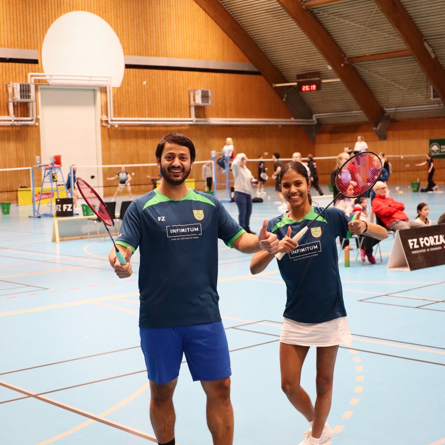 Vi er over halvveis i årets høydepunkt Julecupen. I år større enn på lenge!
500 kamper skal gjennomføres i helgen. Takk til alle besøkende, uten dere hadde det ikke blitt noen turnering!
Takk og til våre sponsorer #stabburet #norprofil #infinitum #sportmodern
(Flere bilder på vår hjemmeside mossbk.no)