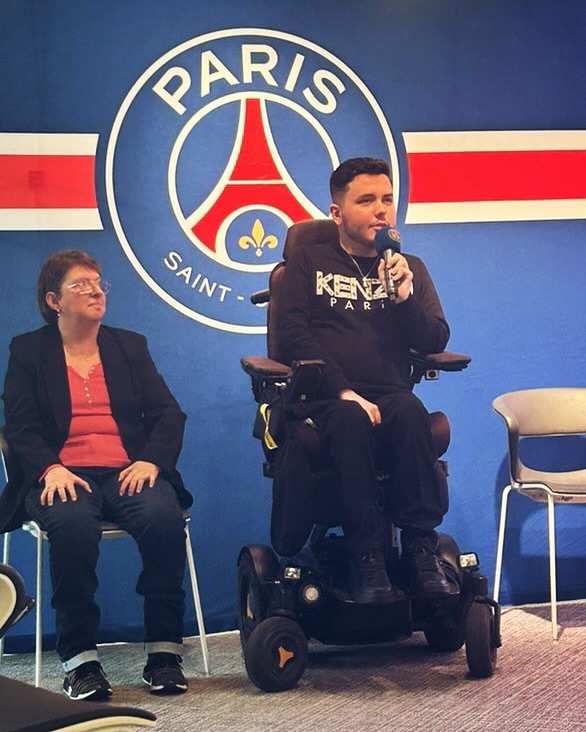 Notre association a été invité par le @psg à l’occasion de la journée internationale des personnes handicapées.
Nous avons pu présenter notre association auprès des salariés du club, ainsi que nos histoires personnelles, notre vision de la société toujours en lien avec le handicap et répondre à leurs questions.
Merci au Paris SG pour l’opportunité !