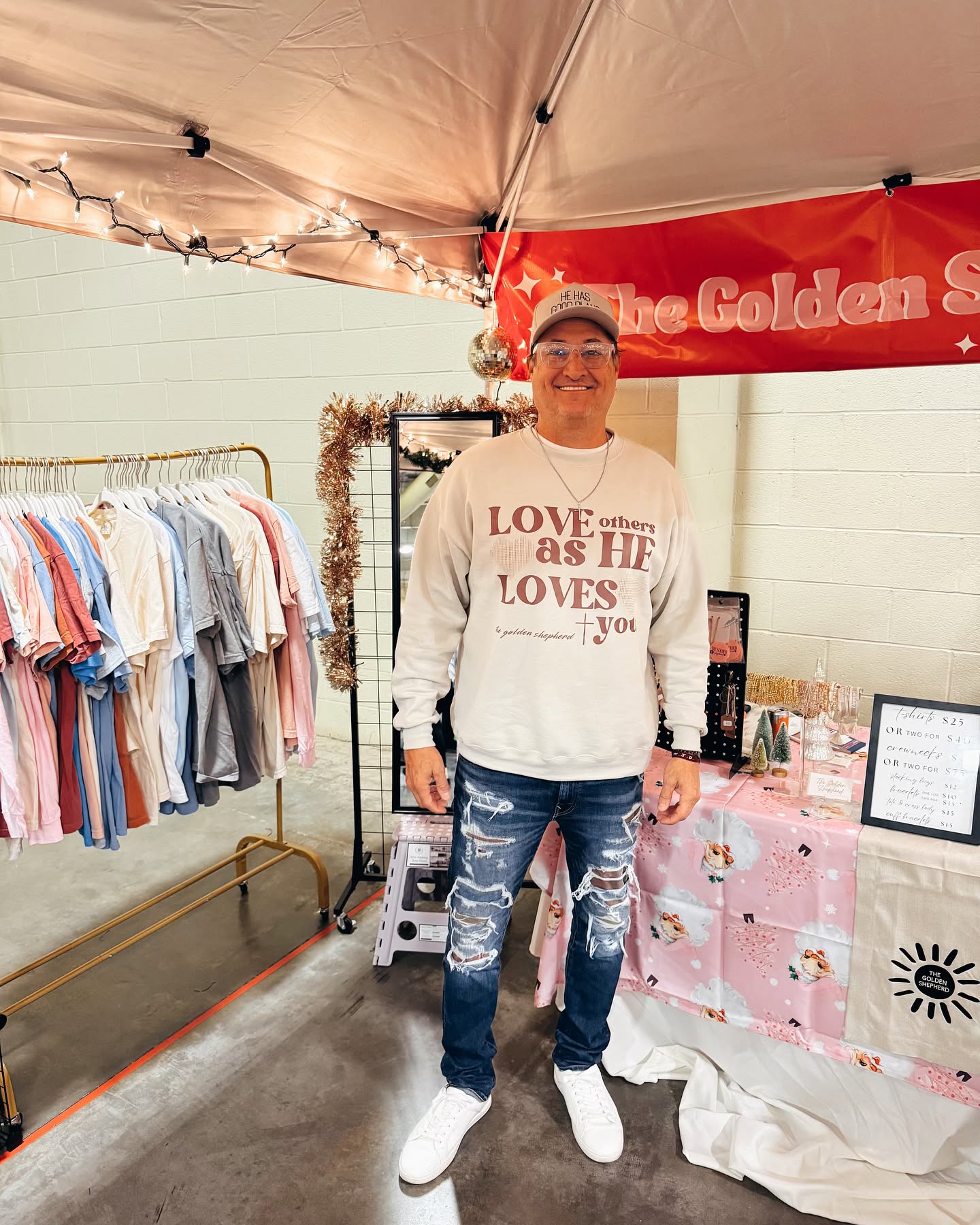 day two of the christmas show! we’re here until 4pm, come see us! 🫶🏽⛄️🎄