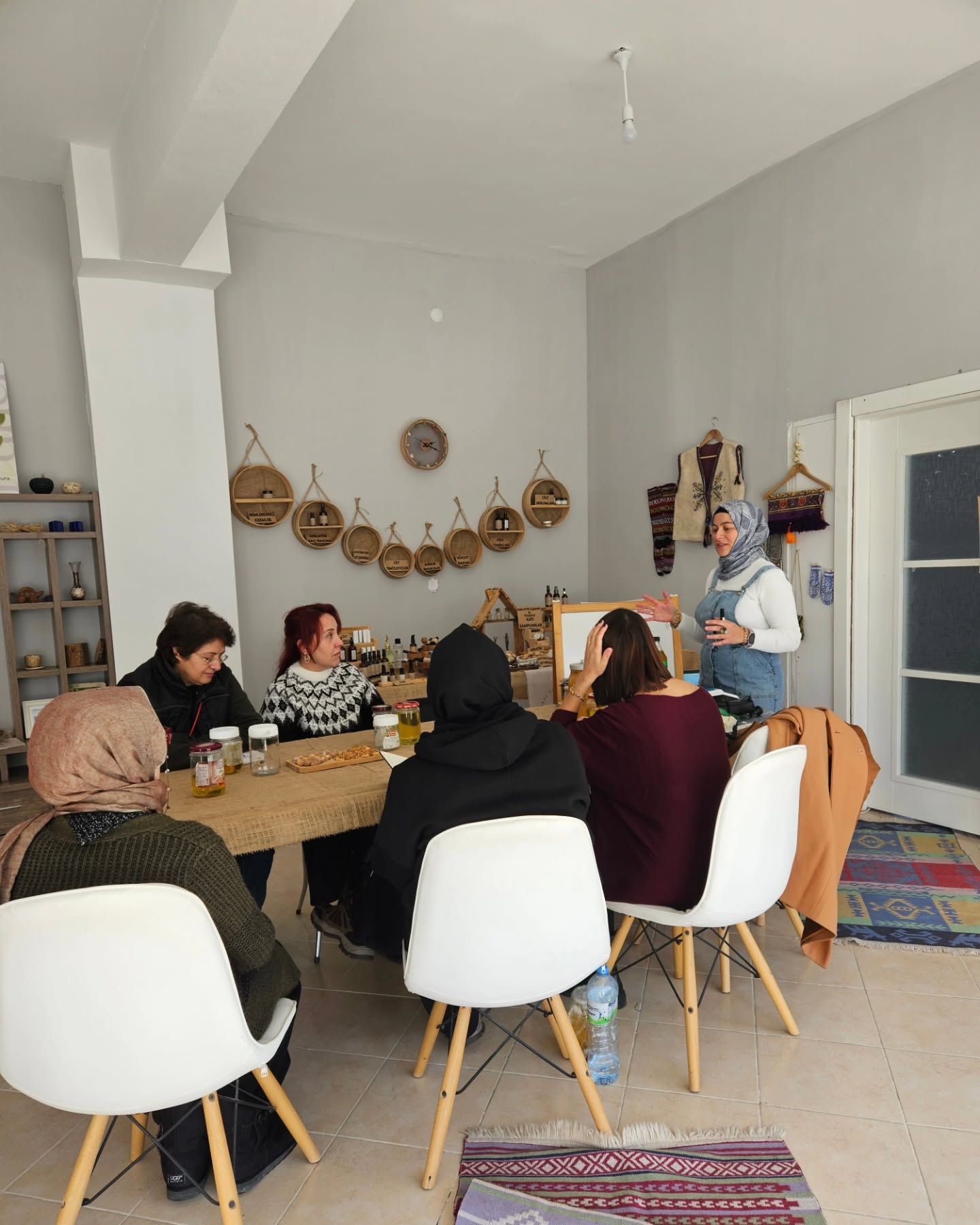 Doğaseverlerimizin katılımıyla gerçekleştirdiğimiz ATIK YAĞLARLA ARAP SABUNU atolyemizden kareler..
Atölyeye katılan, katılmak isteyip katılamayan, katılmasa da destek olan herkese teşekkürler😊
Ben anlatmaya doymam, atölyelerimizin devamı gelecek, yeter ki siz isteyin🙌🏻
Atölyemiz Kayseri, Talas, Bahçelievler'de olup, geldiğinizde kendi üretimimiz olan 100% Doğal & Organik içerikli cilt ve saç ürünlerimizi görebilir, satın alabilir, merak ettiklerinizi öğrenebilirsiniz.
Atölyemiz günün belli saatleri açıktır, gelmeden önce profilimdeki iletişim numarasından bana ulaşabilirsiniz.
#purlennatura
#kayseri #kayseribahcelievler #kayseritalasbahçelievler #aromaterapi #kayseriatölye #doğalkozmetik #temiziçeriklikozmetik