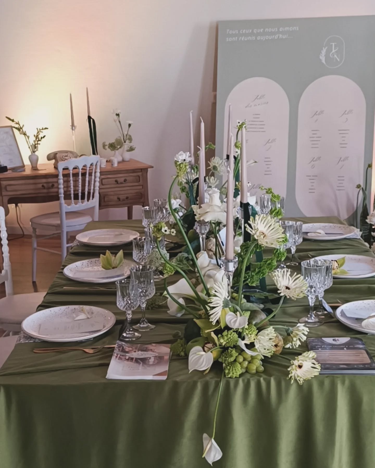 Une journée de rencontres au @chateaudefaverges 🏰
___________
Avec mon amie @latulipenoire.artfloral 🌷nous vous avons présenté un univers en monochrome vert, misant sur une déclinaison des tons, et beaucoup de bonnes choses à manger. 🥦
Ce pari audacieux c'est notre envie de vous partager notre expertise en matière d'univers, de sortir des sentiers battus,🎨 en gardant cette même pâte qui nous anime toutes les deux:
✨De l'élégance, un travail soigné du détail et une personnalisation de chaque projet. 💖
🍽️Merci à @servicecomplet pour sa jolie vaisselle.
Merci à toutes l'équipe du château pour cette magnifique journée.
__________
Futurs mariés, 👫👬👭en choisissant le château de Faverges pour votre grand jour, vous rencontrerez plus qu'une équipe, une famille dévouée a être à vos côtés et toujours au petit soin pour votre projet. Vous serez chouchoutés soyez en certains. 💓💓
#reception #mariageauchateau #mariage2025 #mariage2026 #elegantwedding #dreamsress #bridalgroomdress #elegantweddingideas #romanticwedding #luxurywedding #classicwedding #weddinginspiration #fineartwedding #modernwedding #elegantbride #weddingdesign #weddinginspo #destinationwedding #weddingideas #weddingflowers #elegantweddings #weddingplanning #weddingaccessory #weddinginsporation #weddingdetails #weddingdecor #realwedding #weddingstyle