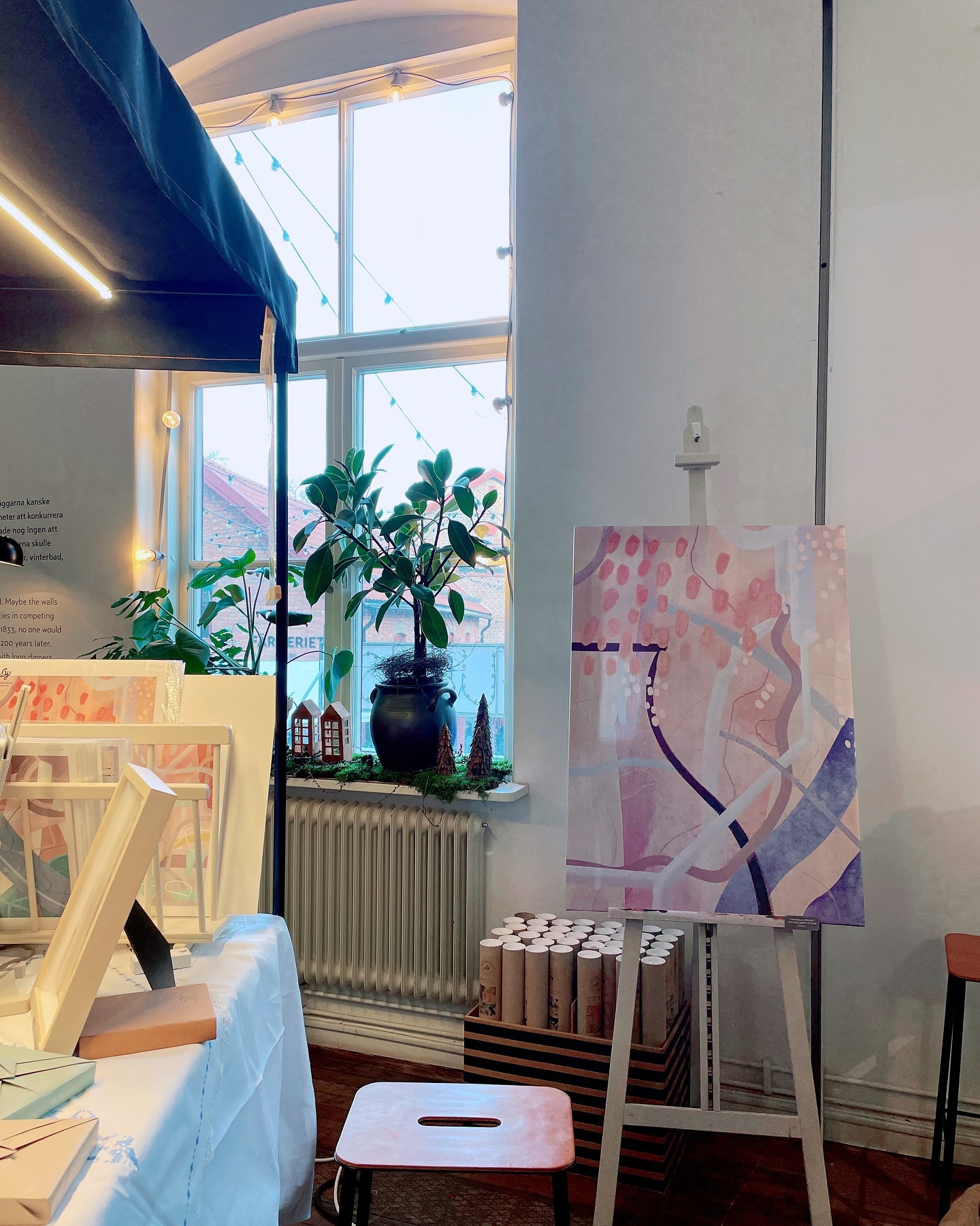 A few exhibition images from the @naasfabriker last weekend.🎄
The past year in Sweden has been one of the happiest since I arrived, spending time painting what I love and meeting so many wonderful people. Thank you to everyone who appreciated my work, took the time to visit and left kind words. It truly meant a lot. 🌹
⠀
⠀
⠀
⠀
⠀
⠀
⠀
⠀
⠀
⠀
⠀
⠀
⠀
⠀
⠀
#nääsfabriker #nääsfabrikerjulmarknad #nääsfabrikerjulmarknad2024 #nääsfabriker #abstractartist #absractpainting #abstractoriginal #originalart #originalpainting #contemporaryart #artcollector #artcollective #sweden #korea #koreanartist #koreanpainter #galleryart #homegallery #추상 #추상화 #추상화가 #suyeonseo_art #artistsuyeon #abstractartistsuyeon