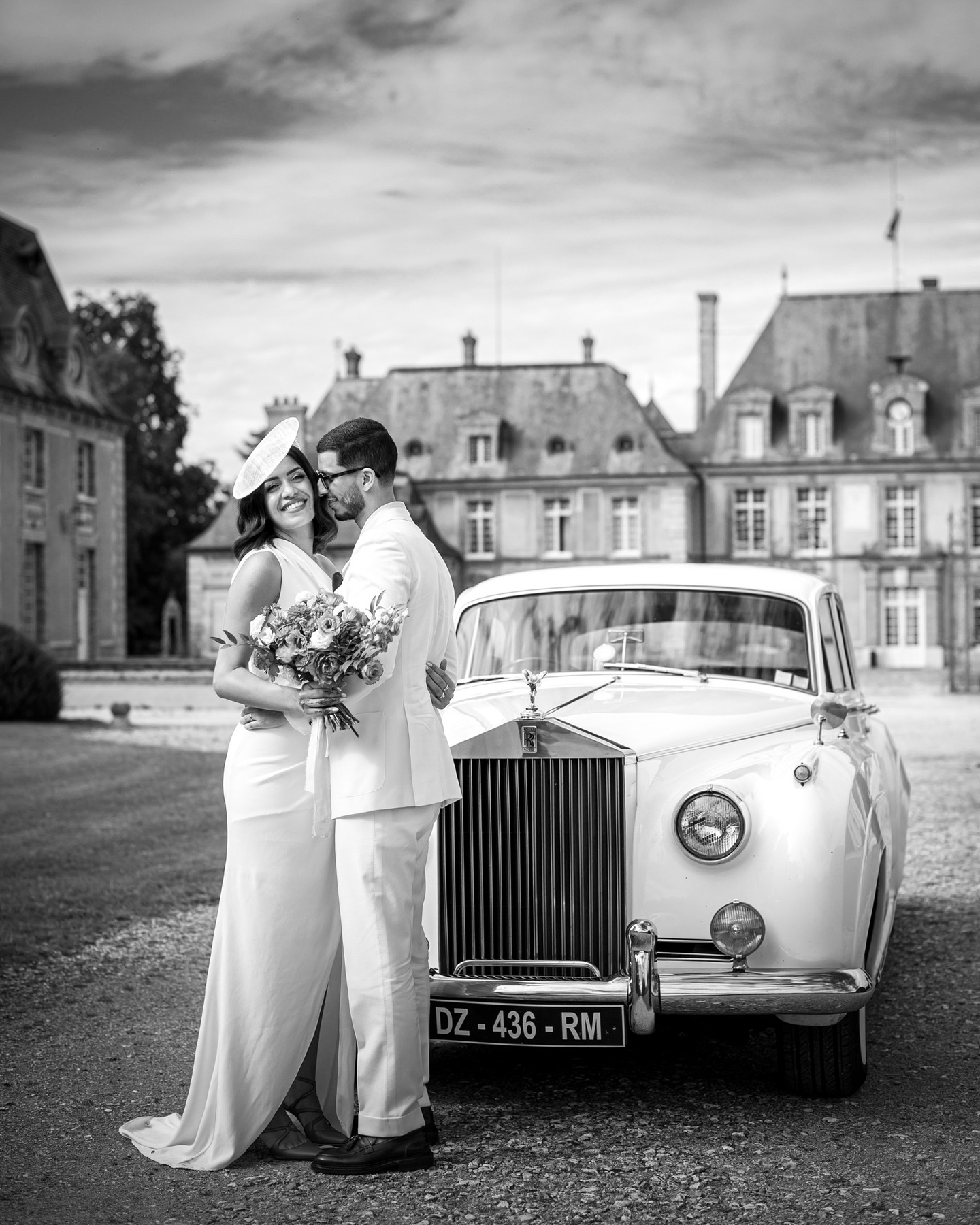 Il y a un dicton qui dit: le bonheur se cueille et le plaisir se partage 🥰 Voici donc l'histoire d'un jeune couple aux origines marocaine et lusitanienne. Au milieu de la campagne française se dresse un château de conte de fée, c'est le château de Breteuil et il accueille Imène et Samy, les amis et la famille pour une très belle fête de mariage ..
.
.
Photo: @ericc.wedding
Vidéo: @mcimage_cinematographer
Château: @chateaudebreteuil
Traiteur: @lesenfantsterribles_traiteur
Floral: @latelierbleuet
Orchestre: @dreamersliveband