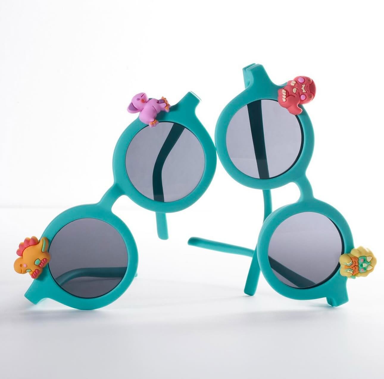 Conoce a los compañeros prehistóricos de la colección Dinos de Sumsun. 🦕✨ Desde el temible Rex hasta la encantadora Trixie, cada par de gafas viene acompañado de amigos asombrosos. ¿Cuál es tu Summy favorito? 🌋🕶️ #SumsunDinos #Sumsun #Summies