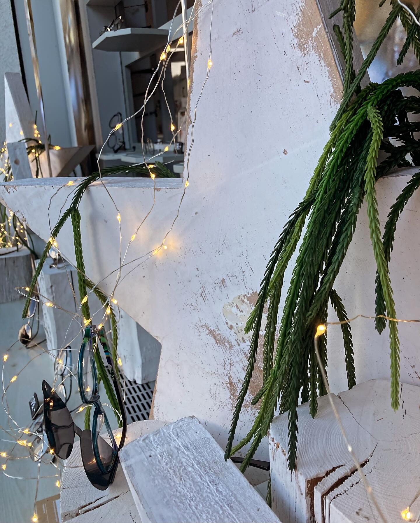 Unser Weihnachtsengel Ellen hat das Schaufenster mit winterlichem Glanz gefüllt. Kommt vorbei und lasst euch verzaubern ✨. #weinachten #freiblick #brillenbad #lichterglanz