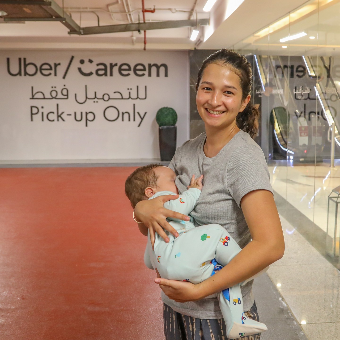Love this girl who was breastfeeding in Dubai Mall while waiting for her Uber - she was delighted to be photographed!
#breastfeeding
#breastfeedinginpublic
#dubaimall