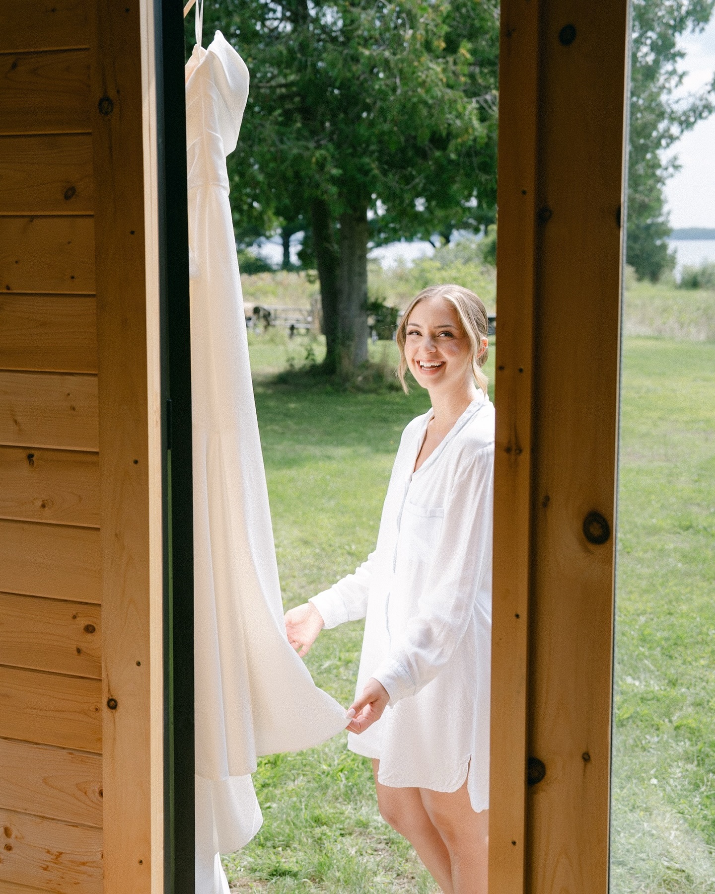 Getting ready with N&R 🥂
.
.
.
Photography @rayastudios_
Venue @westerntrentgolf
Hair @makeoverbyjess
Makeup @kiasbeautystudio
Videography @foxesofthenorth
Florist @themartinsflowers
Dj @djinmuskoka