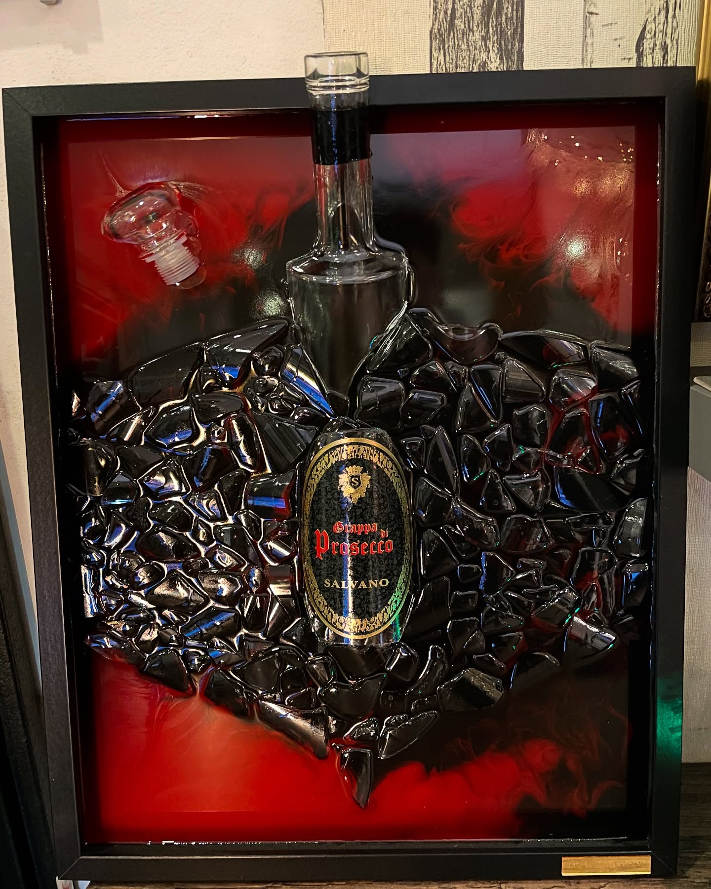 🍾🔨Grappa Flasche im 50x40cm Rahmen mit roten Farbelementen🍾🔨