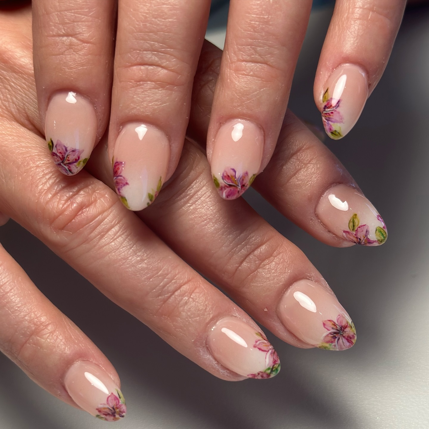 Bridal bliss 🌺🌸 @coutureclawshawaii
Using @johens_club watercolor palette
#watercolornails #bridalnails #watercolorflowernails #ombrenails #hawaiinails #konanails #bigislandnails #konanailsalon #coutureclaws #apresgelx