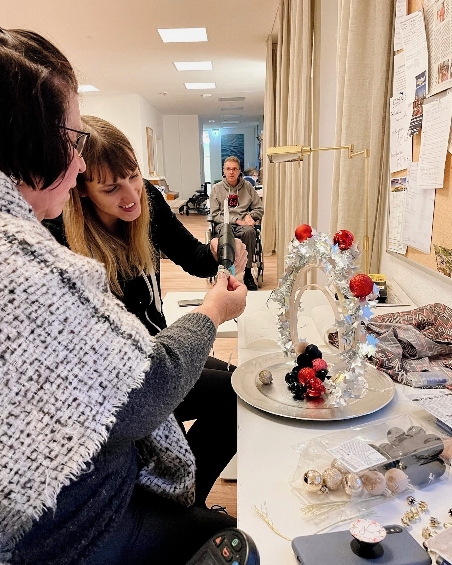 Es weihnachtet im Haus für morgen. Hier wird schon ganz fleißig dekoriert und wir sind in richtiger Weihnachtsstimmung. 🎄✨
Die Bewohner*innen gestalten auch in der Weihnachtszeit die WG und ihre Zimmer aktiv mit, damit sich alle wohl und geborgen fühlen.❤️
#hausfürmorgen #hfm #christmas #weihnachtszeit #wohnpflegegemeinschaft #supportneeded #strukturförderung