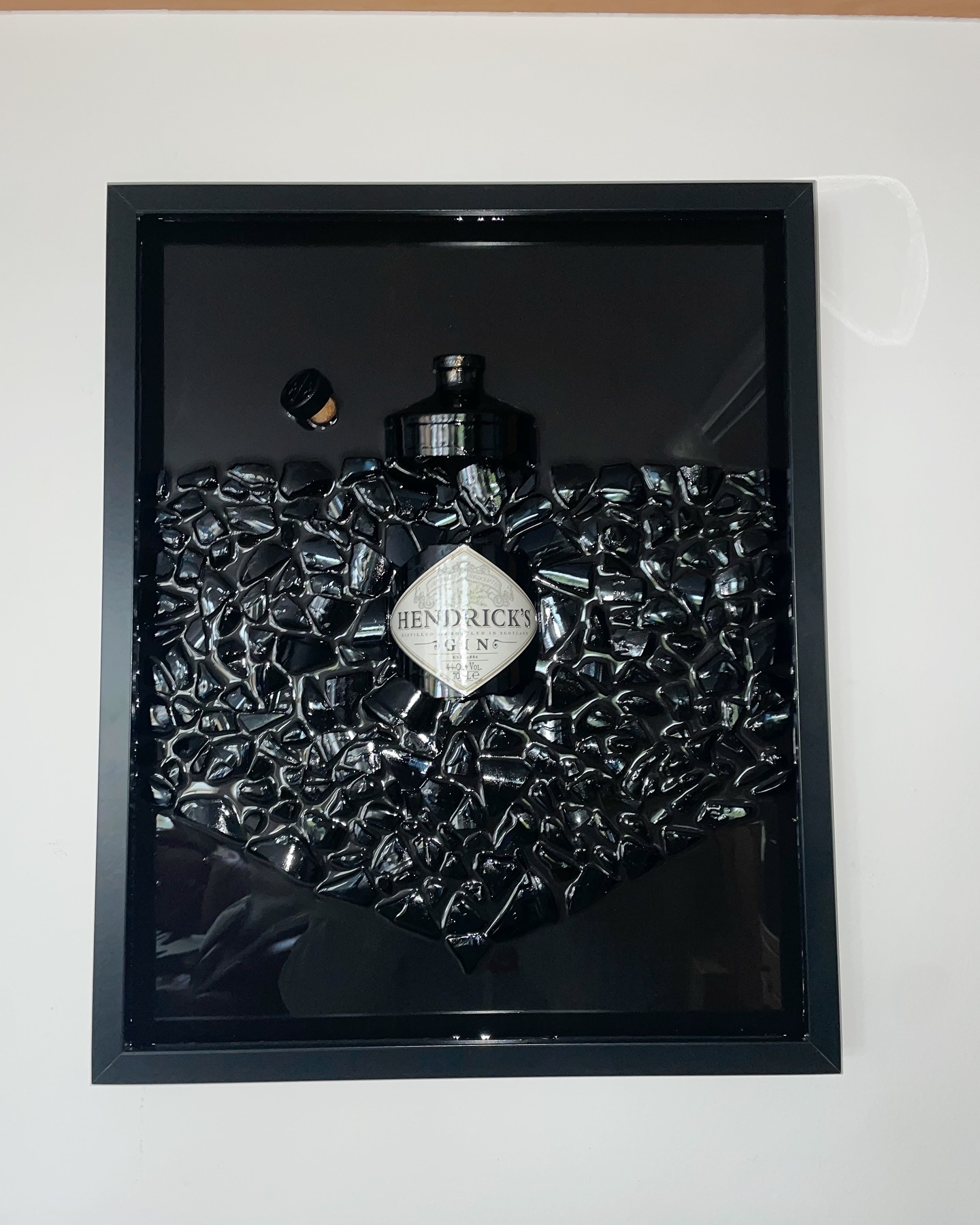 HENDRICK‘S Flasche im 50x40cm Rahmen🍾🔨 #brokenbottleart #resinart #diy #deko