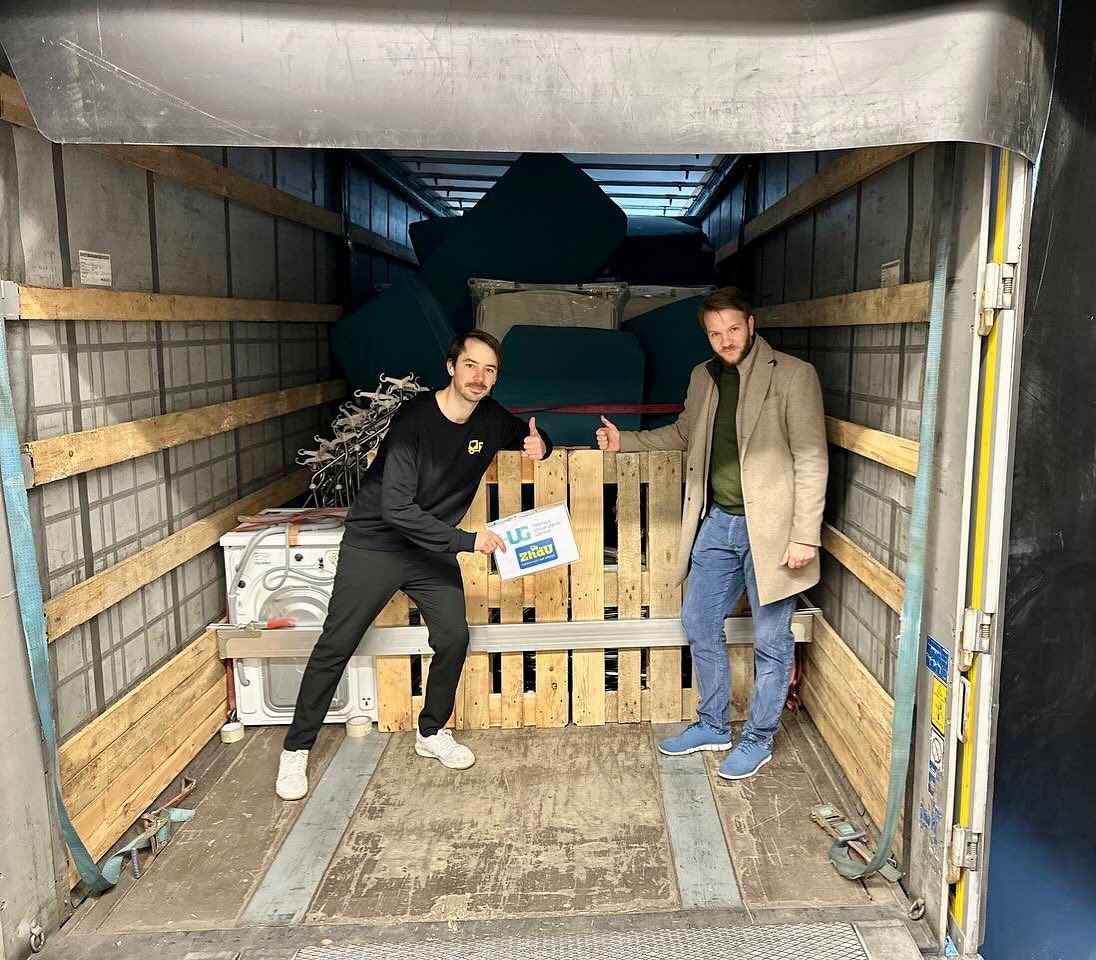 It is a busy pre-Christmas period 🎄 but time can always be found to do something good. Today, the @zuerich_hilft_der_ukraine team shipped our 9th truck of this year with nearly 7 tons of materials. That includes 47 beds generously donated by Geneva University Hospital @hug_ge and some secrets presents which we will reveal later 😉🎁