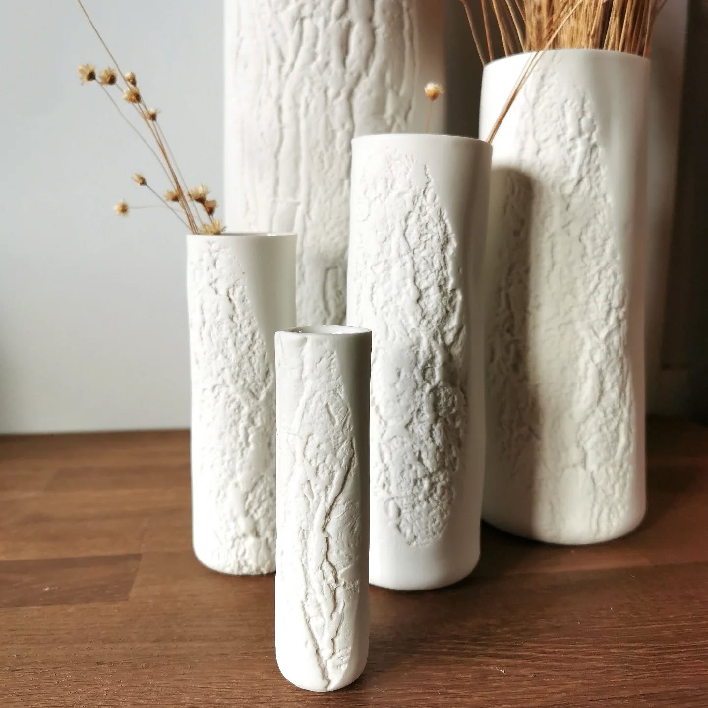 La collection s'agrandit encore avec la version mini mini vase ainsi qu'une version XLxs que je vous montrerai bientôt.
D'ici là, retrouvez moi ce week-end sur Toulouse au grand rond si la météo nous le permet🤞
#porcelaine #pieceunique #empreinte #ecorce #deco #homedecor #decorationdinterieur #metierdart #ceramics