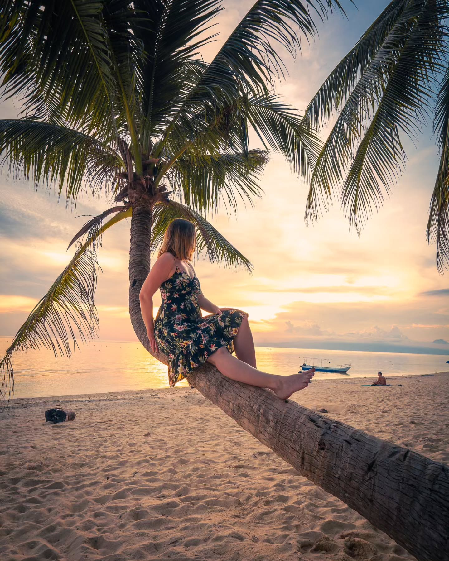 Living the tropical beach dream 🔅🌴🐟
White sand beach, palm trees, coconuts, a beautiful coral reef for freediving and snorkeling as your house reef, beautiful sunsets and ❤️@fadah_fpv. What else do you need to be happy?
#siquijorisland #philippines #adventureinspirations #sunset #whitesandbeach #paradise🌴 #coralreefsanctuary #tropicalbeachdream #enjoylife