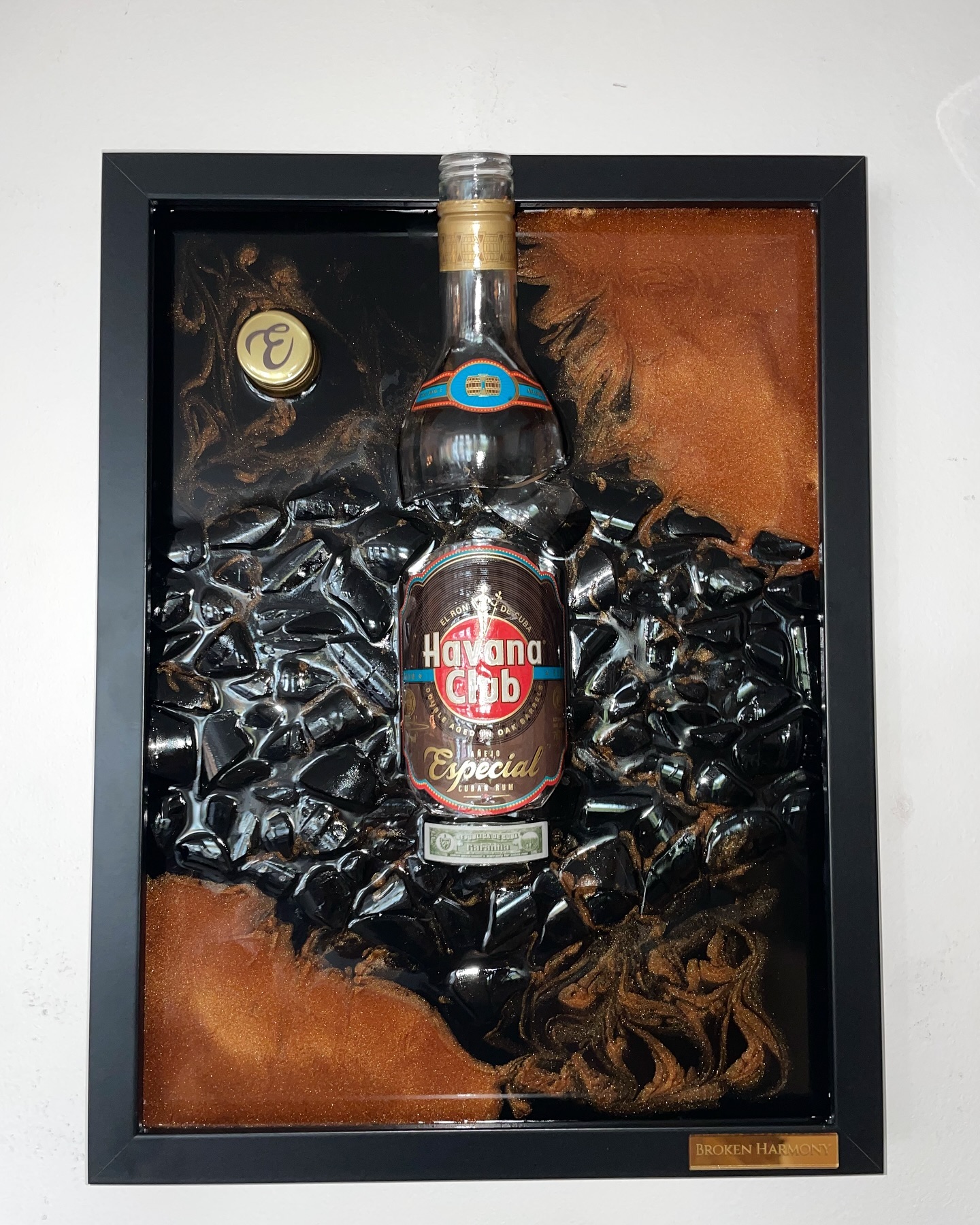 Havana Flasche im 40x30cm Rahmen mit bronze-braunen Farbelementen🔨🍾 #brokenbottleart #diy #brokenharmony