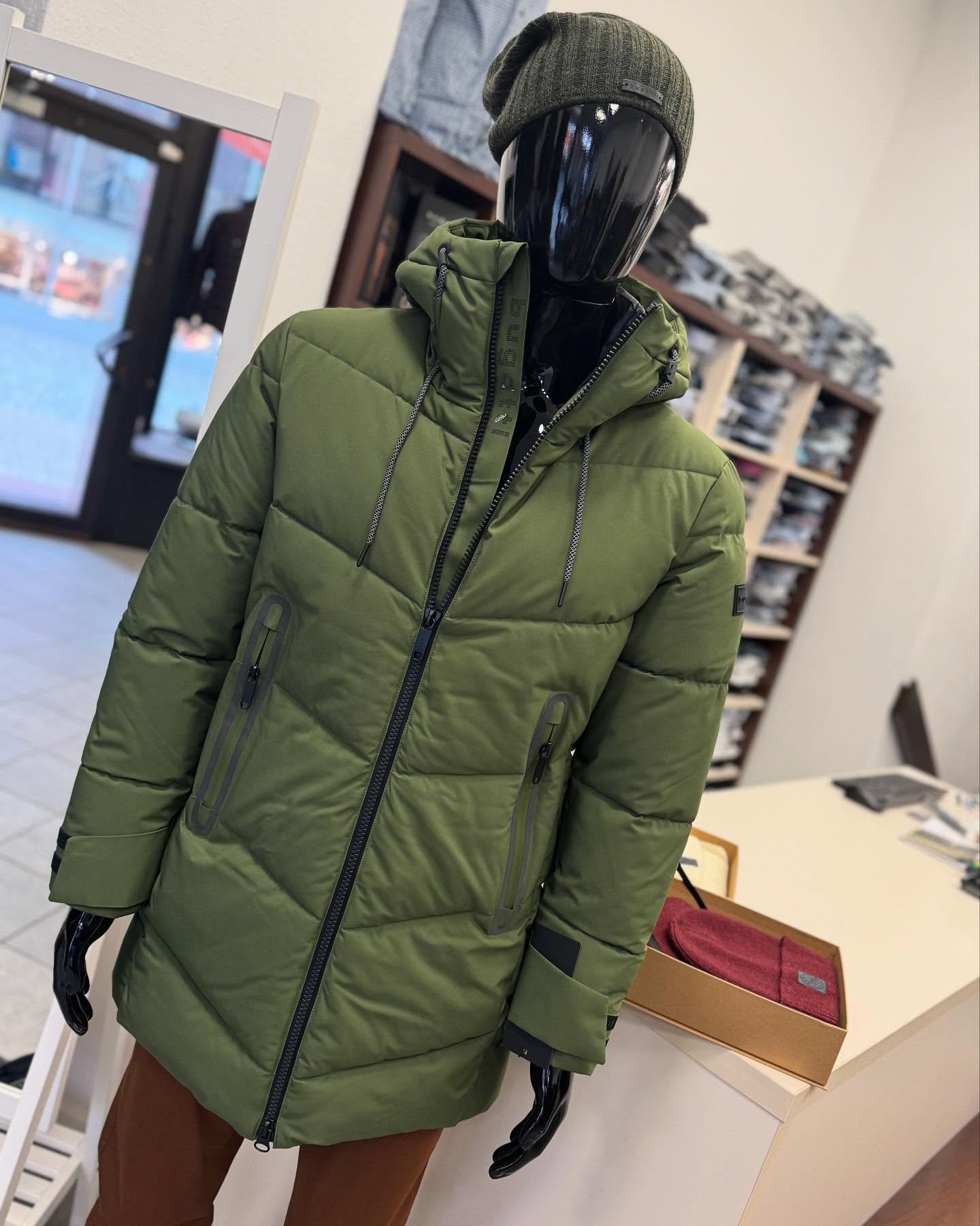 Pánská zimní parka musí být dostatečně teplá a odolná proti nepříznivým povětrnostním podmínkám, které se v zimě mohou objevit. A tato od Bugatti to rozhodně vše splňuje. 👌